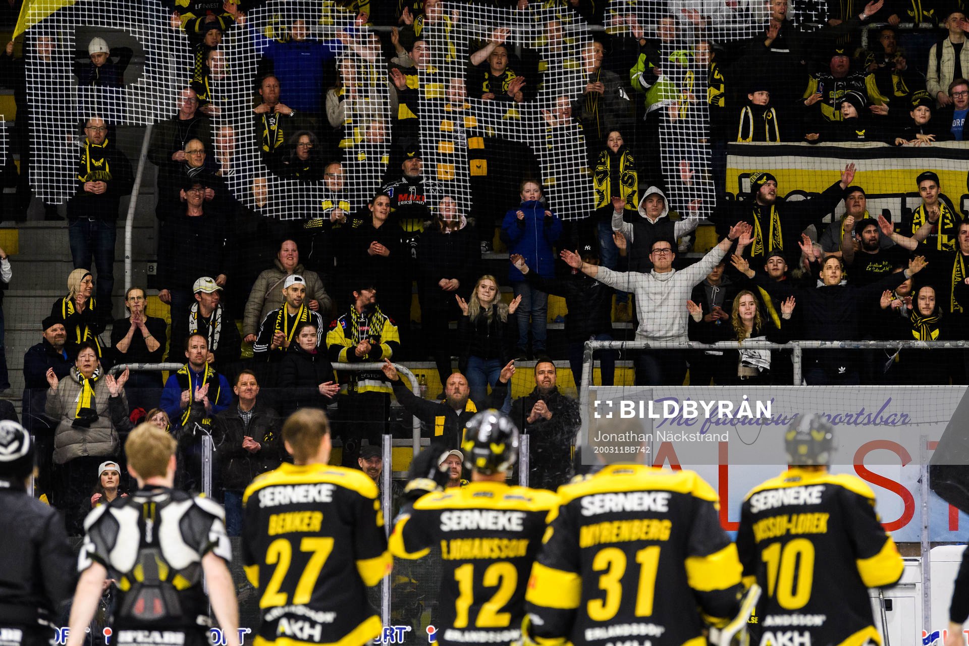 Västerås spelare jublar mot supportrar