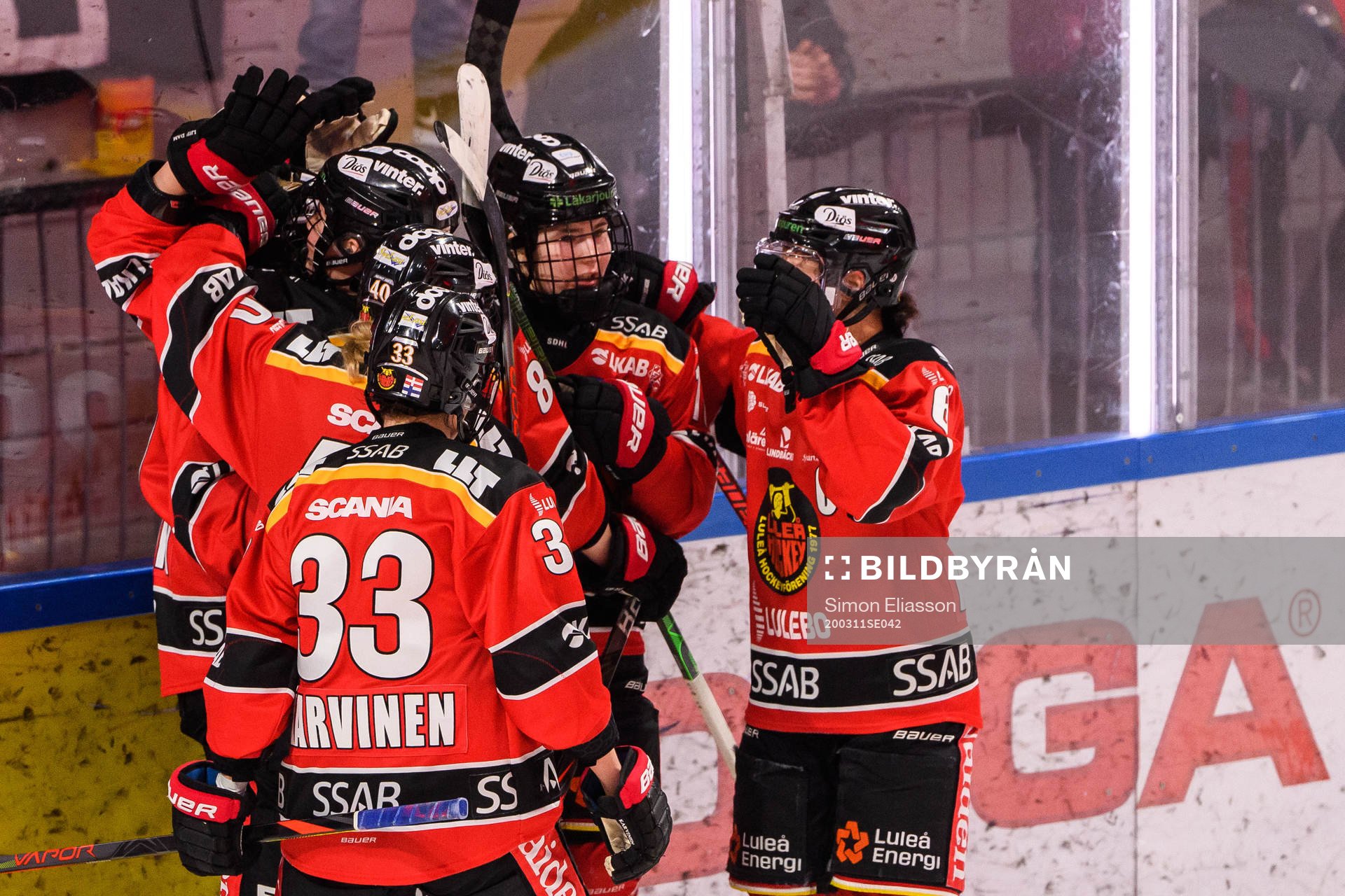Luleås Emma Nordin jublar med lagkamrater