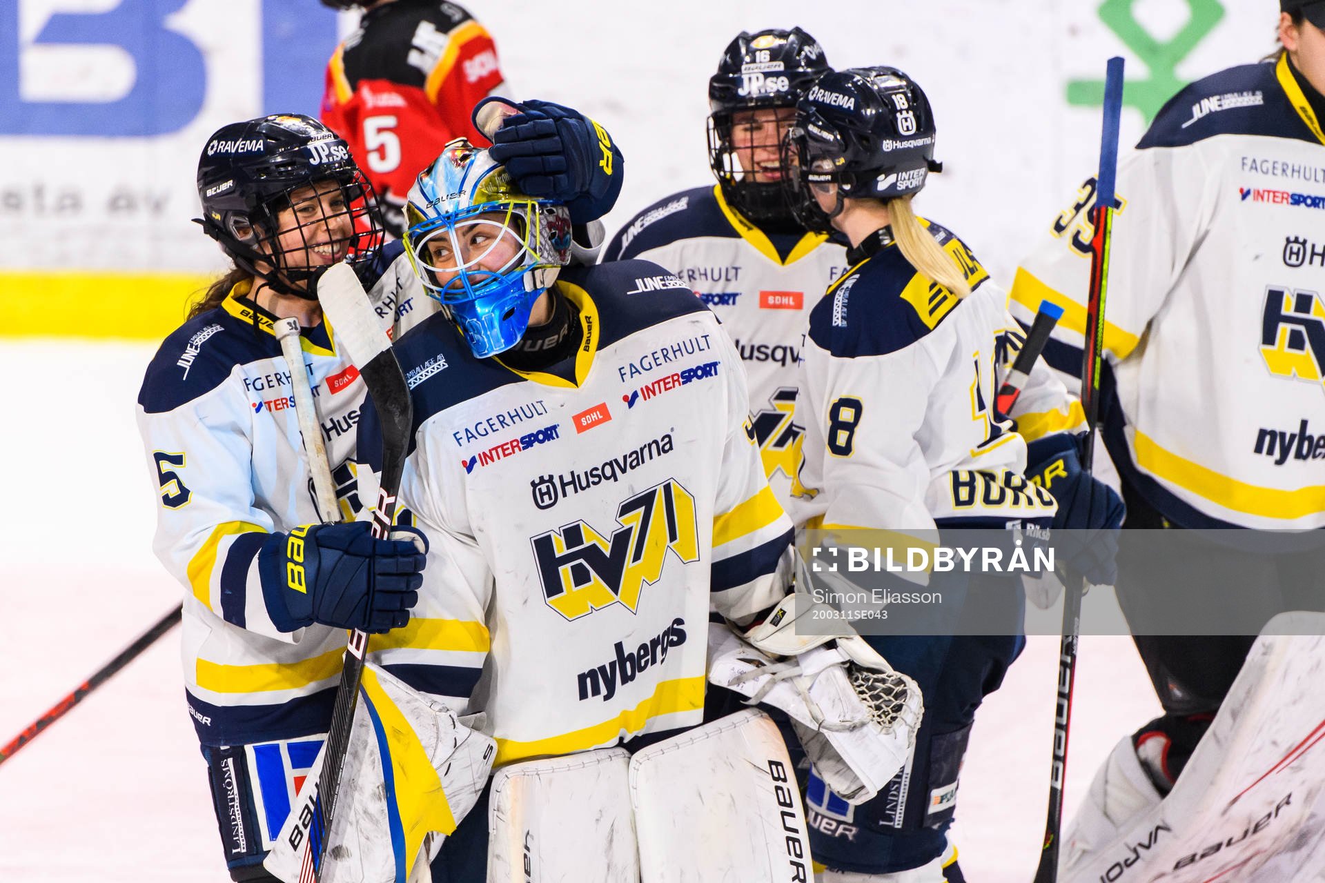 s Sidney Morin och målvakt Alba Gonzalo jublar