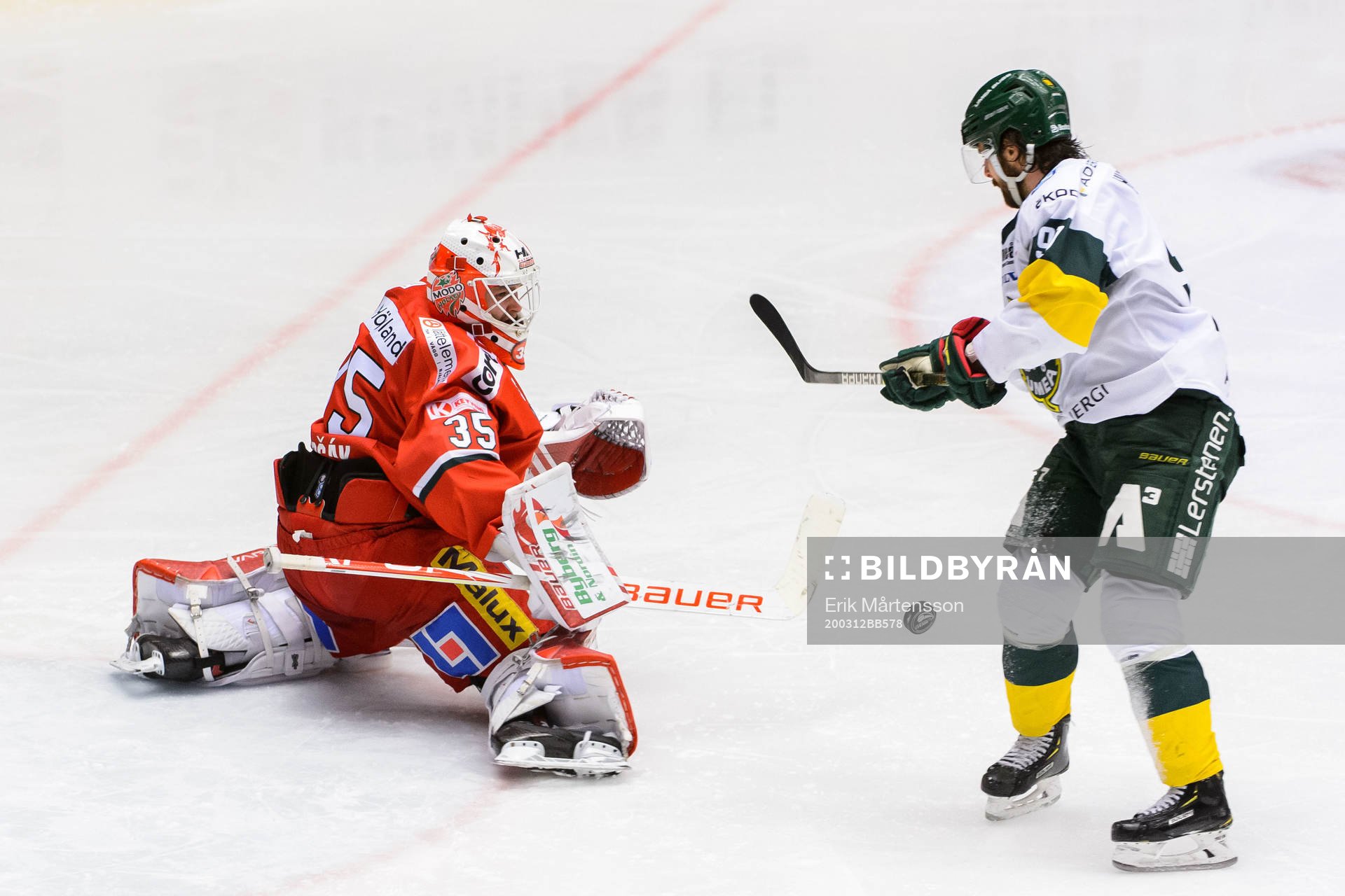 Modos målvakt Patrik Bartosak och Björklövens Alex