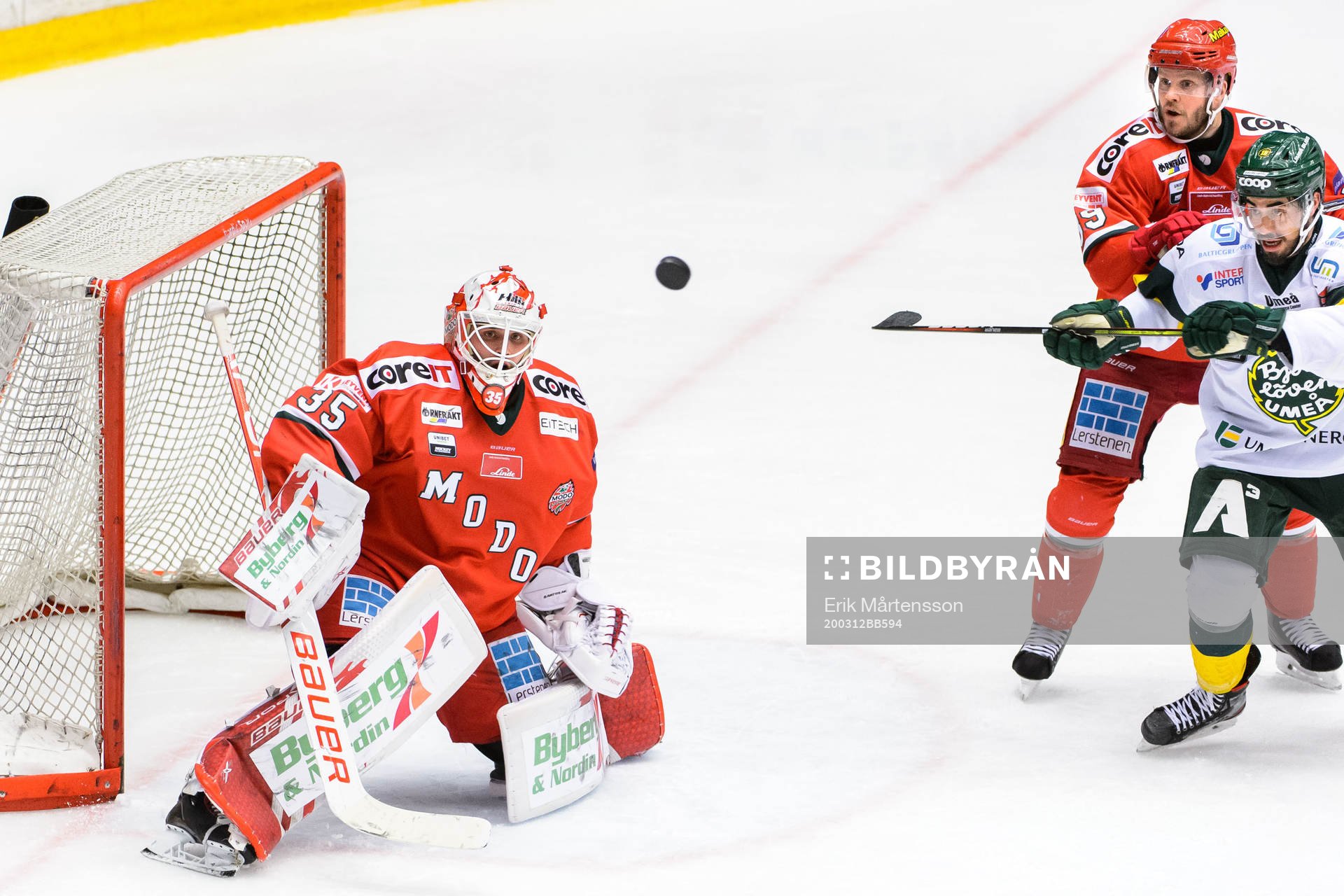 Modos målvakt Patrik Bartosak och Tobias Enström mot