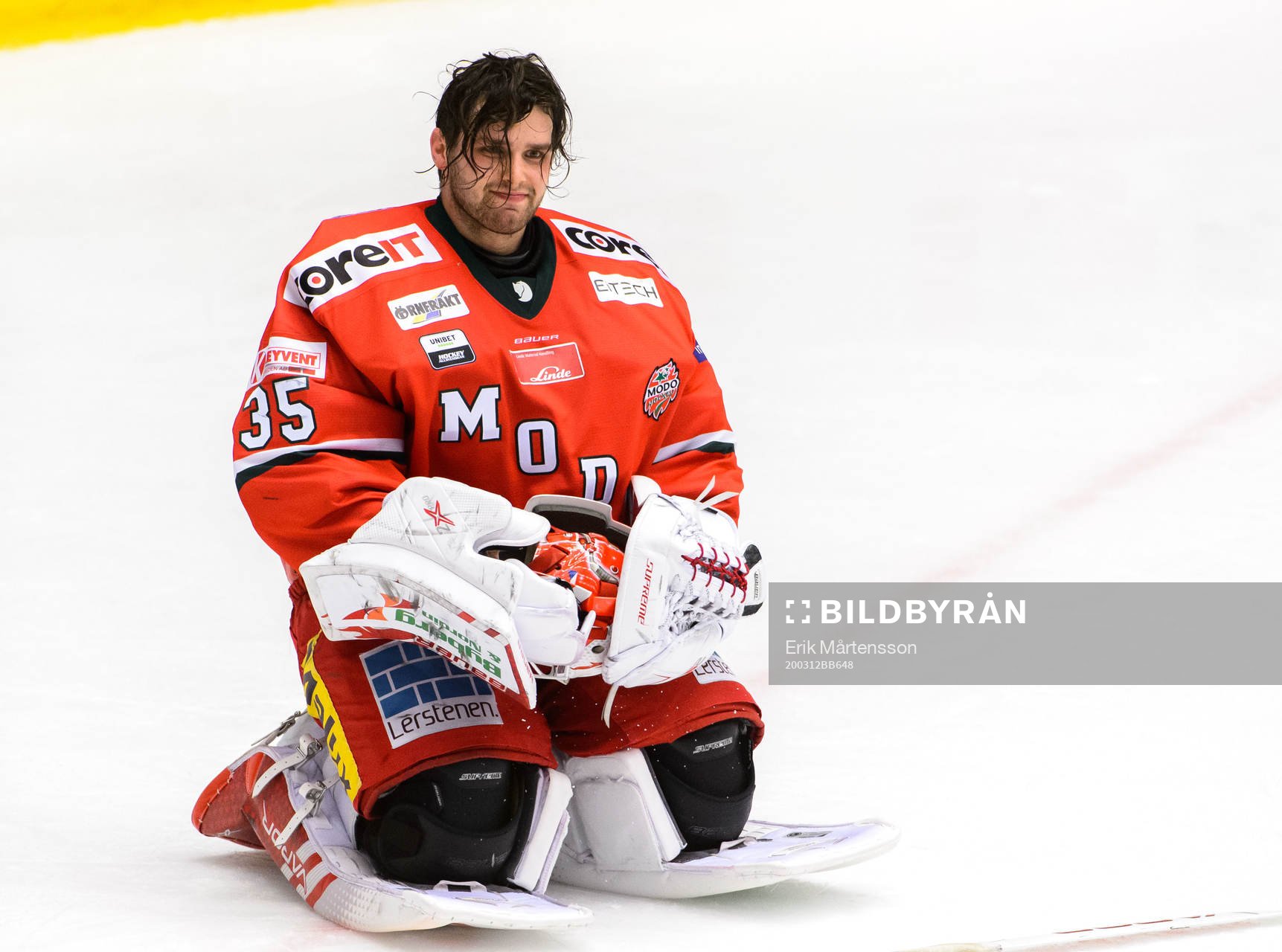 Modos målvakt Patrik Bartosak har ont ishockeymatchen i
