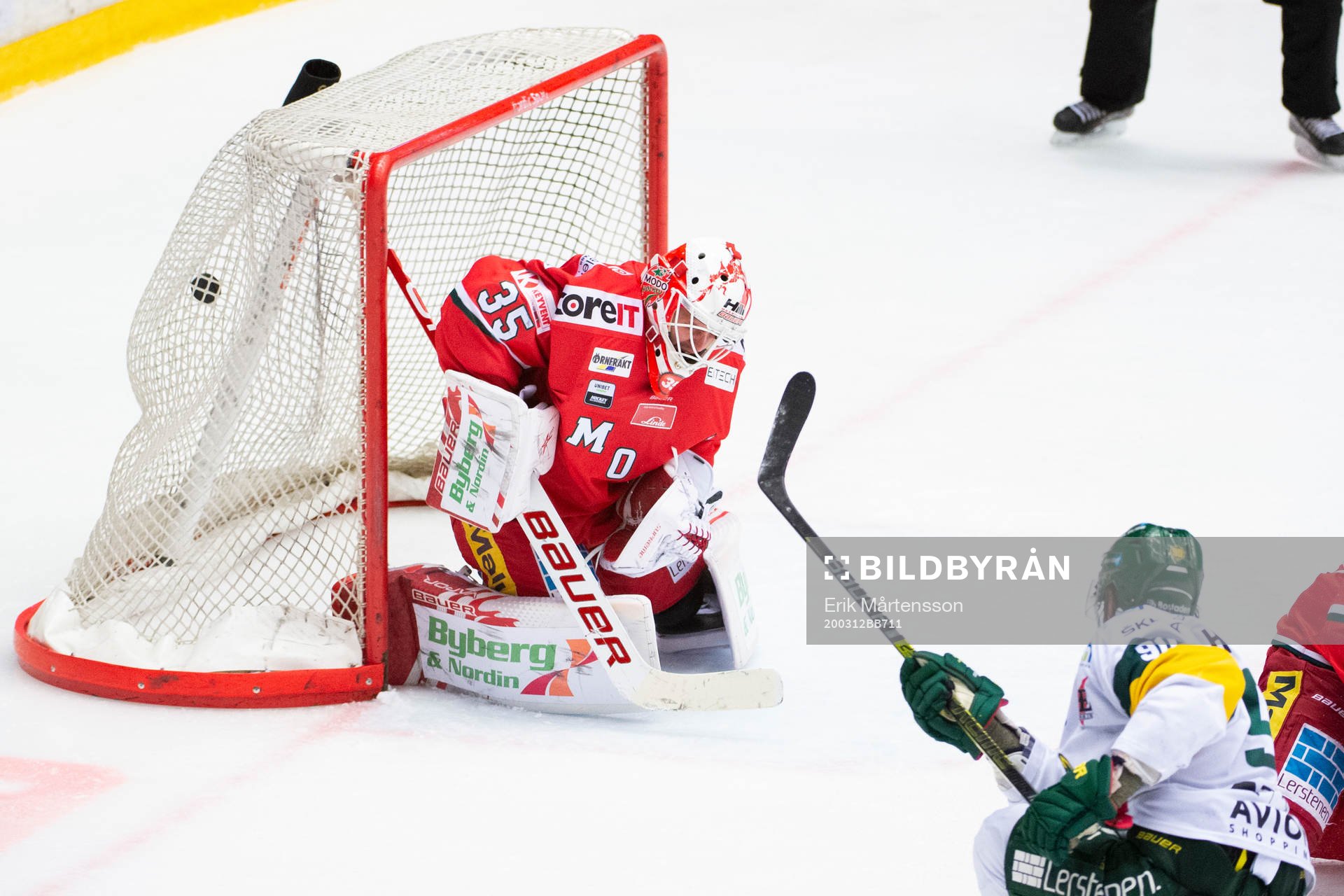 Björklövens Alex Hutchings gör 0-3 bakom Modos målvakt