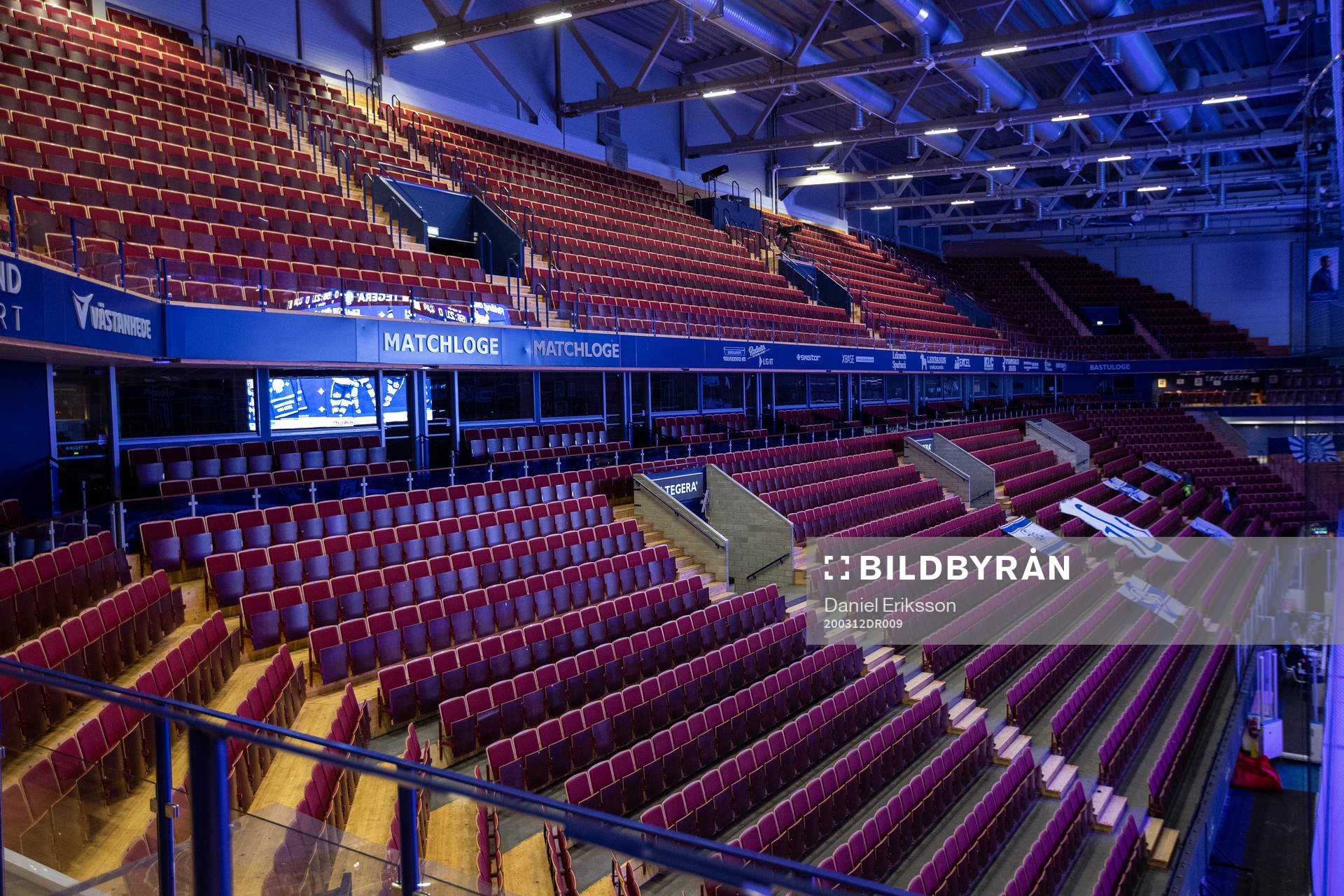 Tomma läktare i Tegera Arena innan ishockeymatchen i SHL