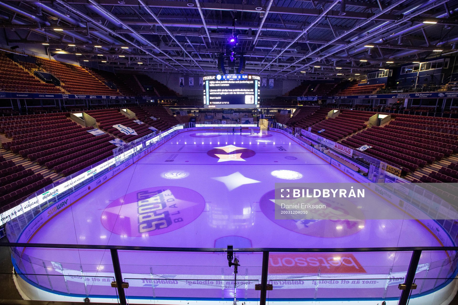 Tomma läktare i Tegera Arena innan ishockeymatchen i SHL