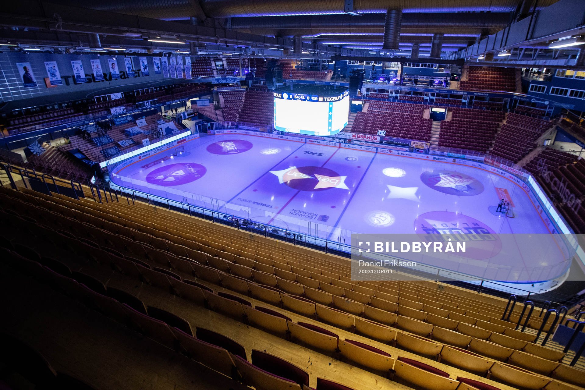 Tomma läktare i Tegera Arena innan ishockeymatchen i SHL