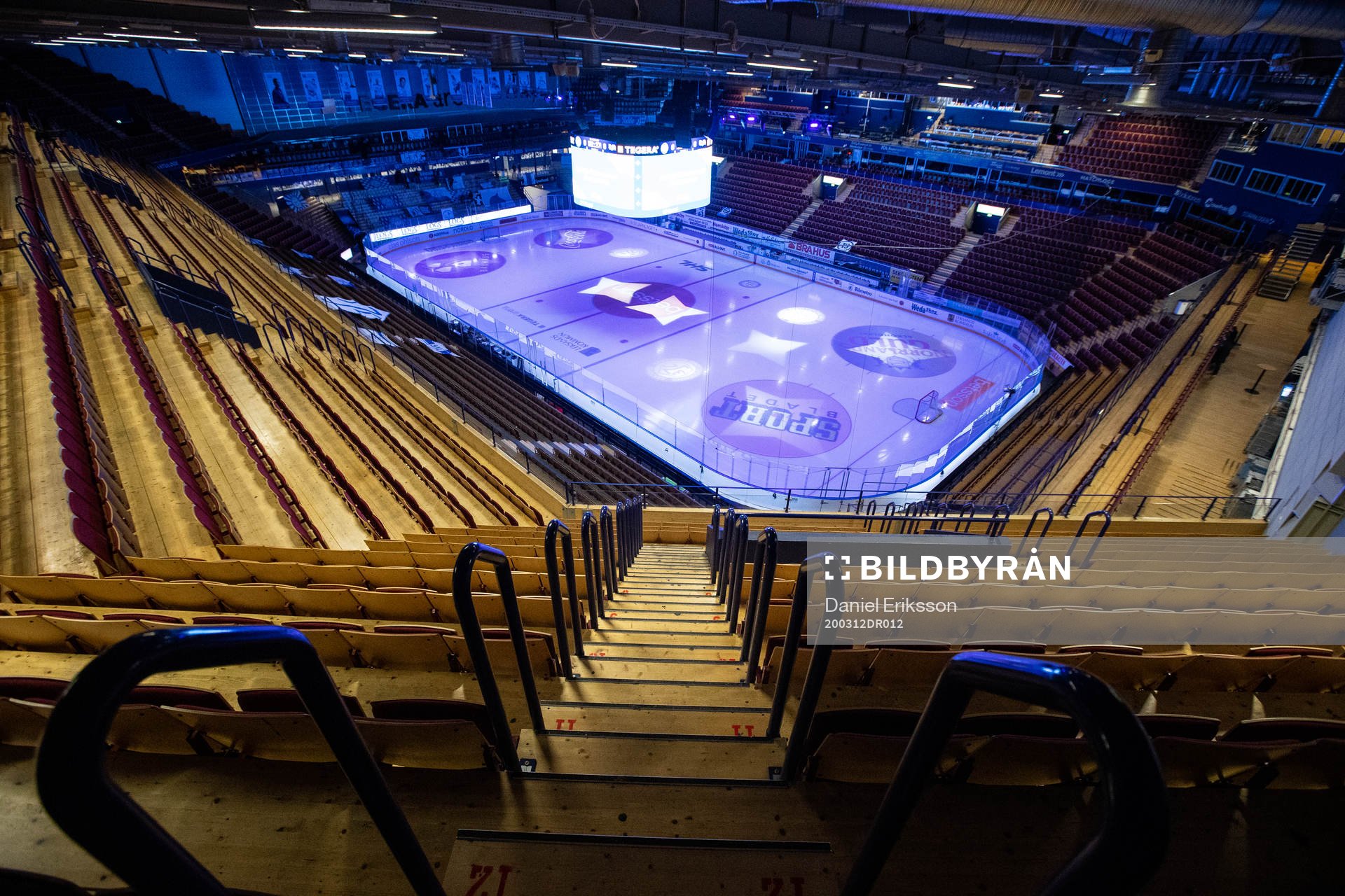Tomma läktare i Tegera Arena innan ishockeymatchen i SHL