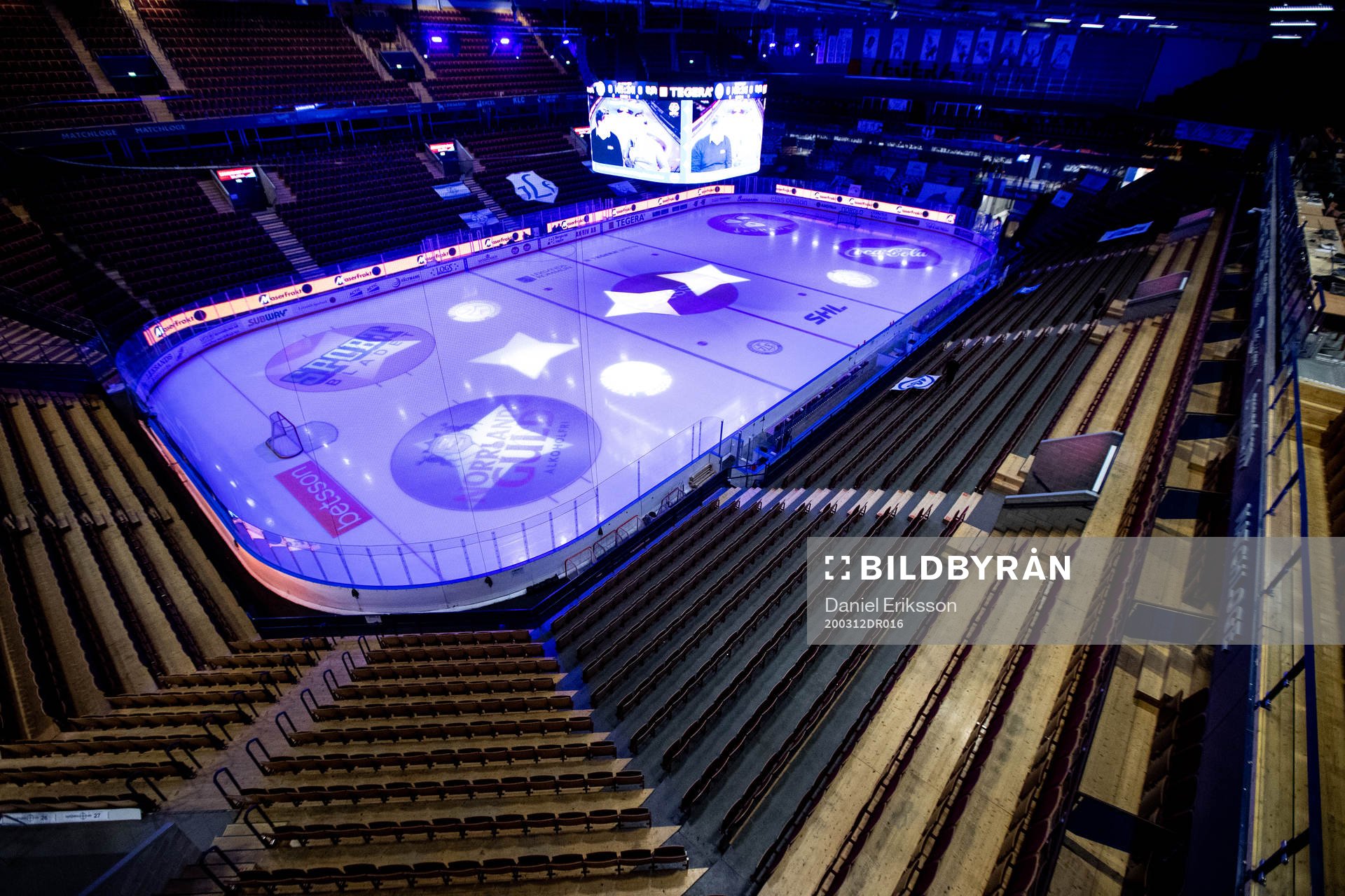 Tomma läktare i Tegera Arena innan ishockeymatchen i SHL