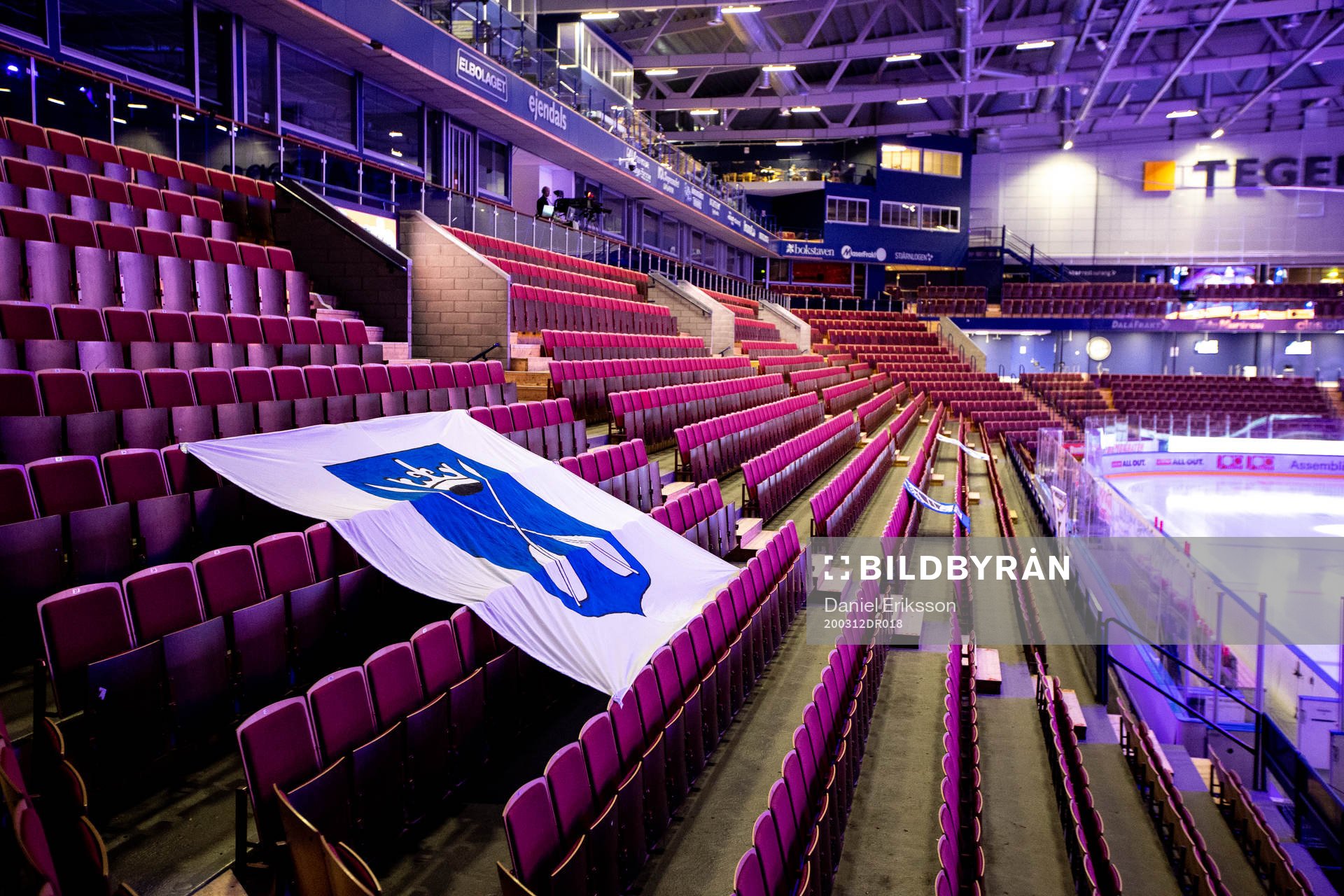 Tomma läktare i Tegera Arena innan ishockeymatchen i SHL