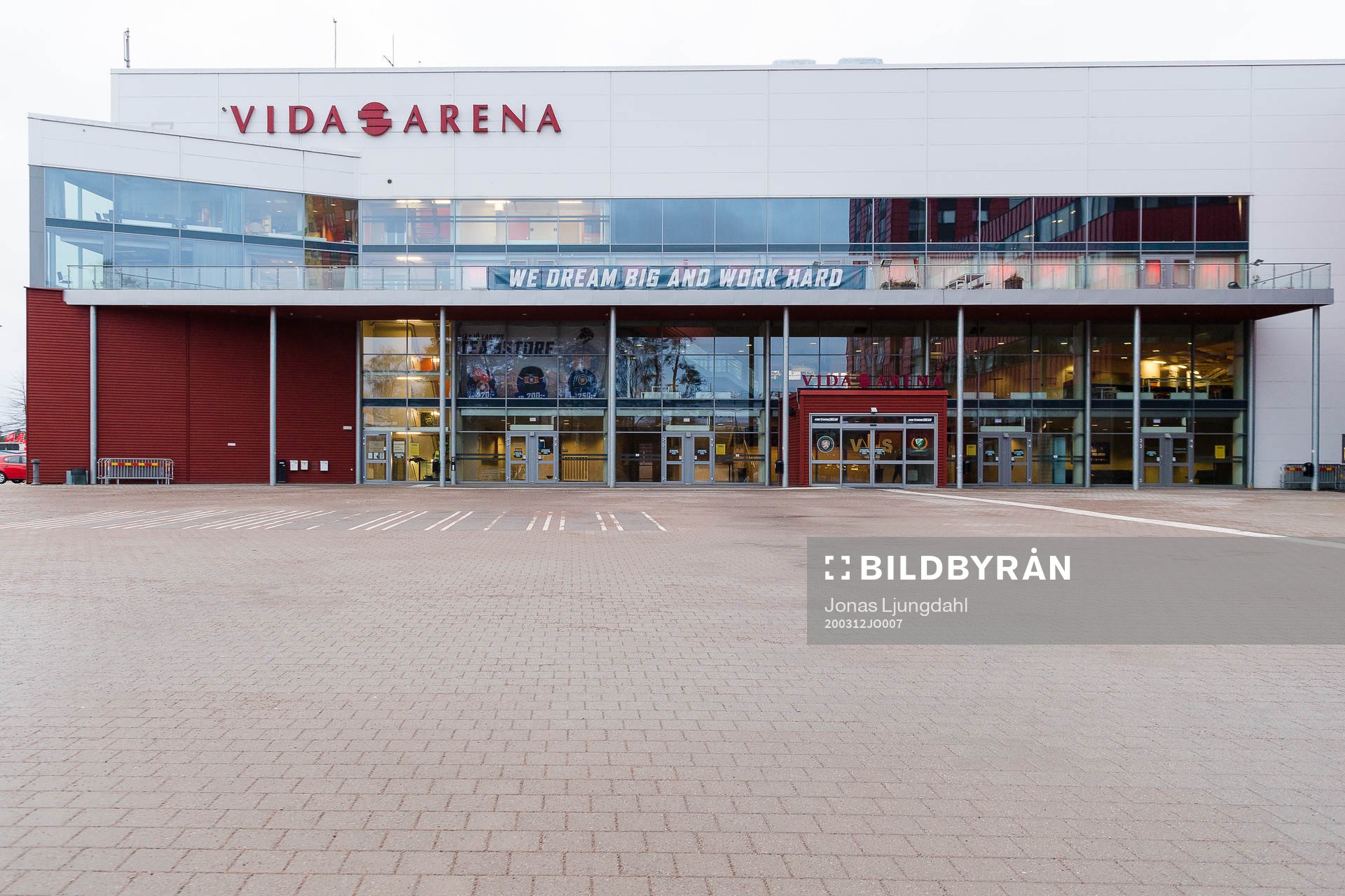 Exteriör vy av Vida arena före ishockeymatchen i SHL