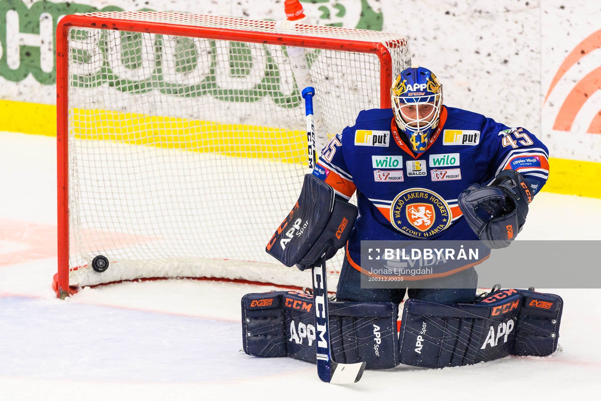Växjös målvakt Viktor Andrén deppar
