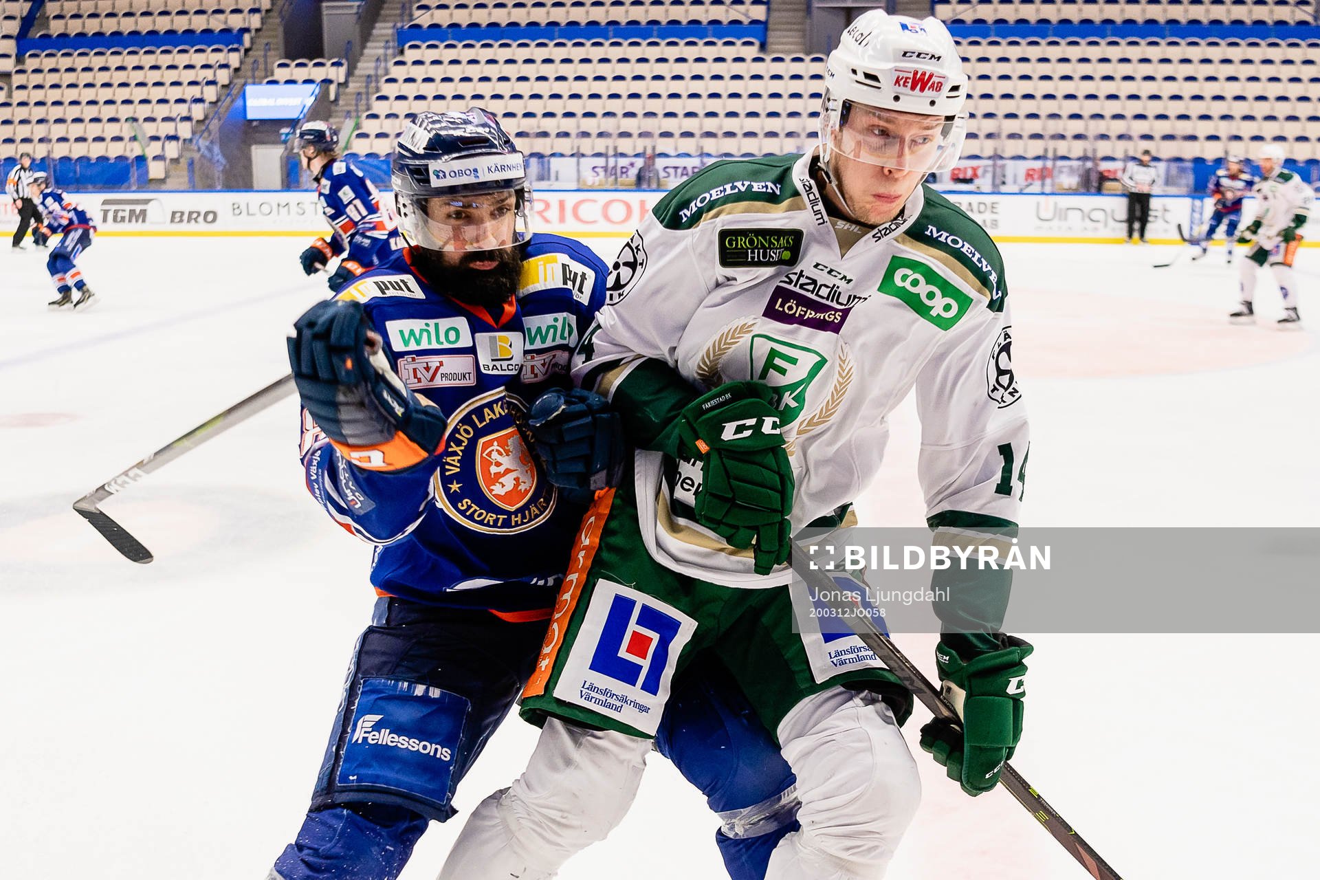 Växjös Daniel Rahimi tacklar Färjestads Victor Ejdsell