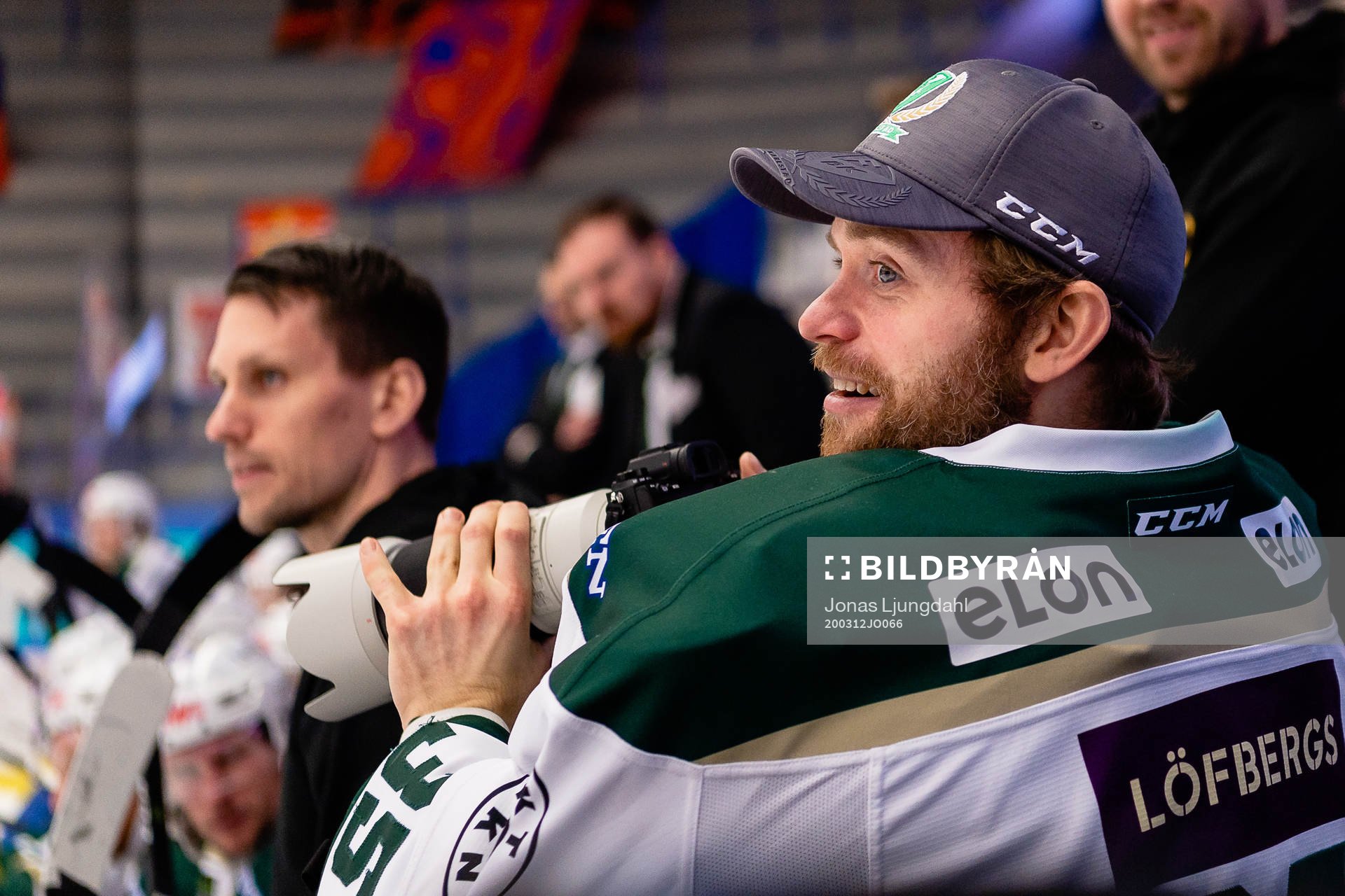 Färjestads målvakt Markus Svensson lånar en kamera och