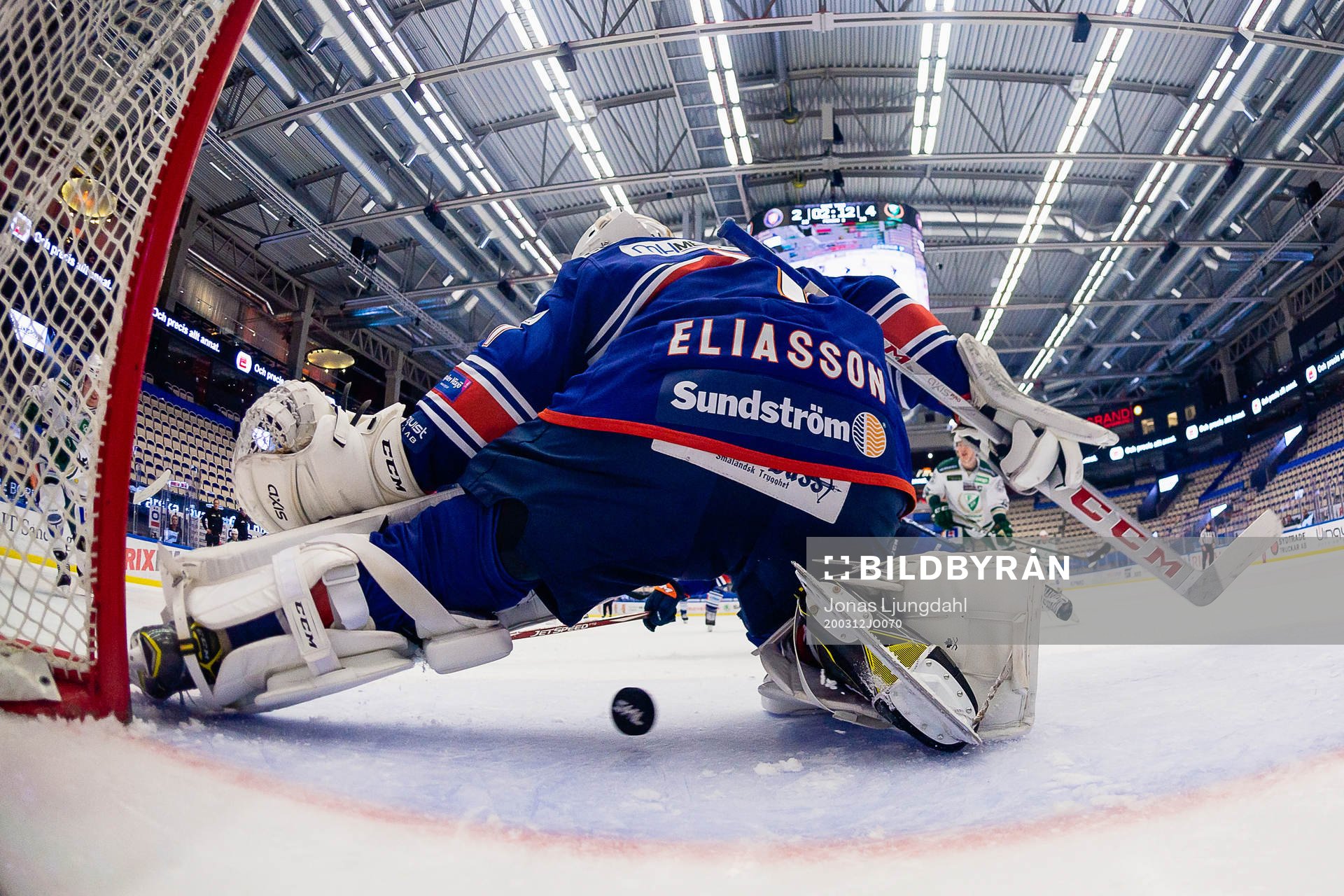 Färjestads Marcus Nilsson (ej i bild) gör mål 2-5 bakom