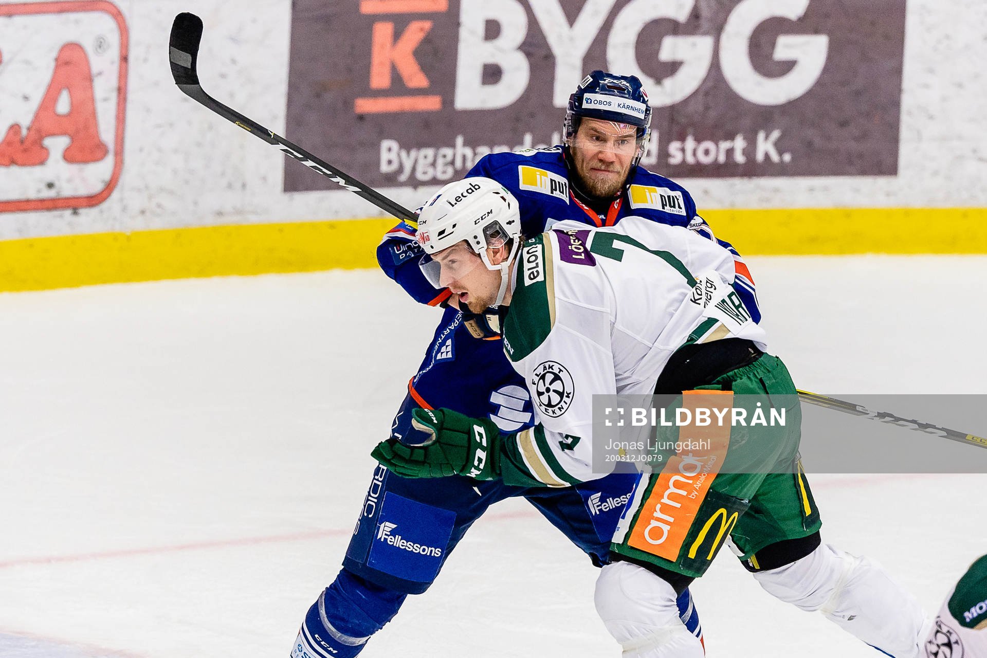 Växjös Ilari Melart  i kamp ed Färjestads Johan Ivarsson