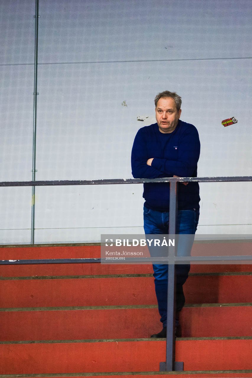 Brynäs sportchef Michael Sundlöv på läktaren