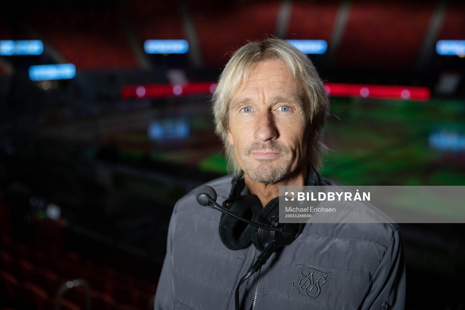 Cmores kommentator Patrik Westberg innan ishockeymatchen i