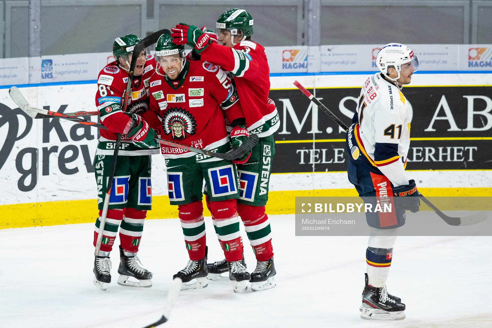 Frölundas Mats Rosseli Olsen jublar med Ryan Lasch och