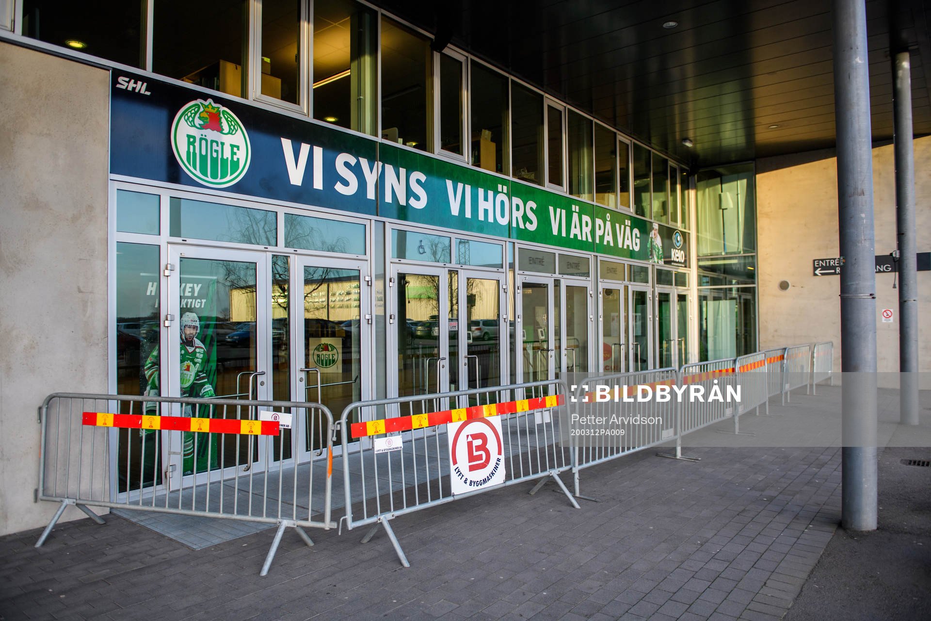 Kravallstaket vid publikentren utanför Catena Arena