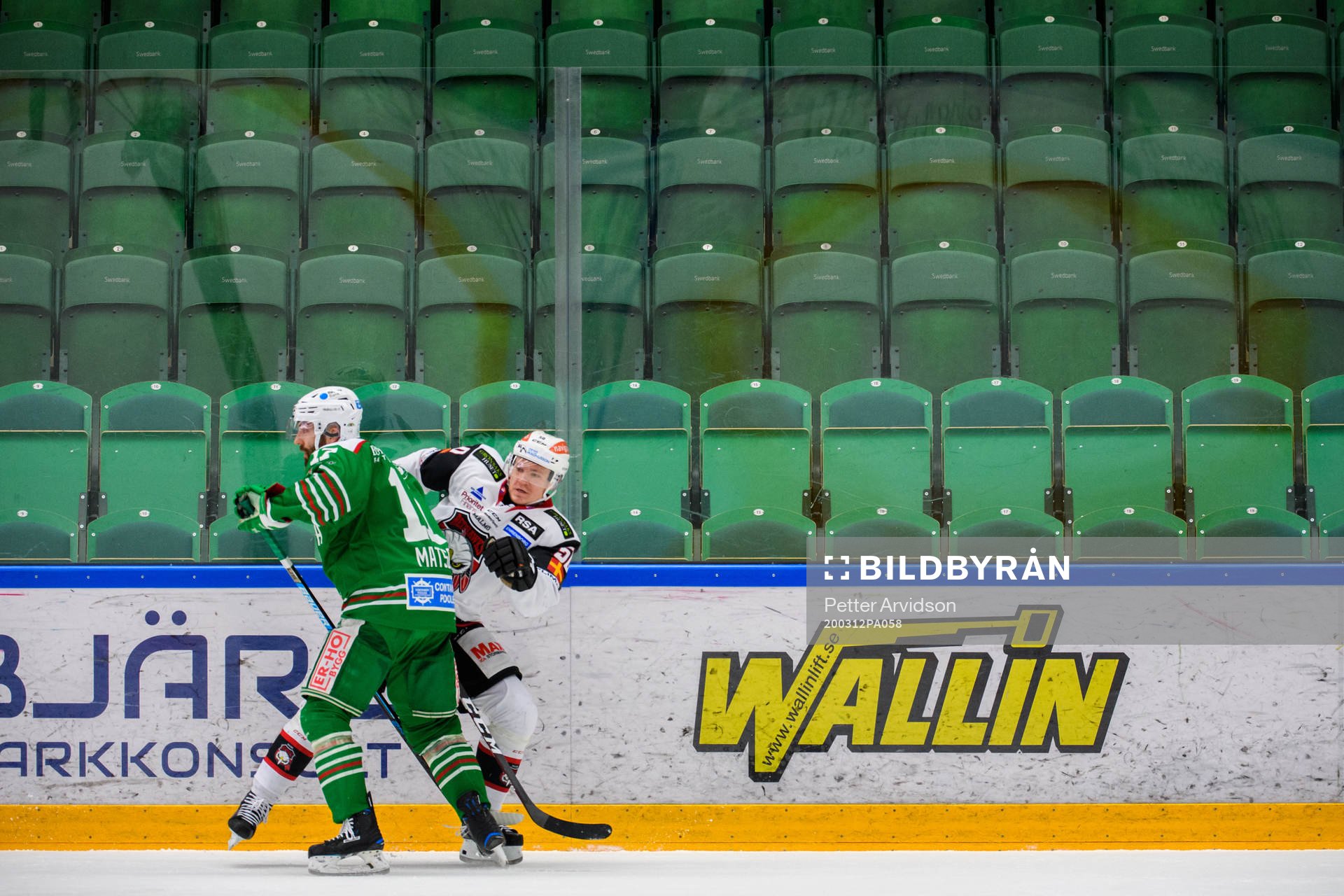 Rögles Taylor Matson tacklar Malmö Redhawks Tobias Ekberg