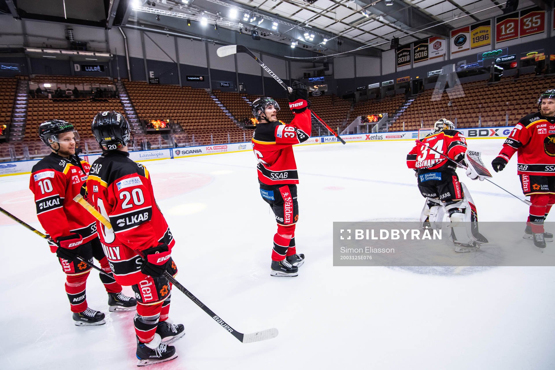 Luleås Emil Larsson jublar med lagkamrater