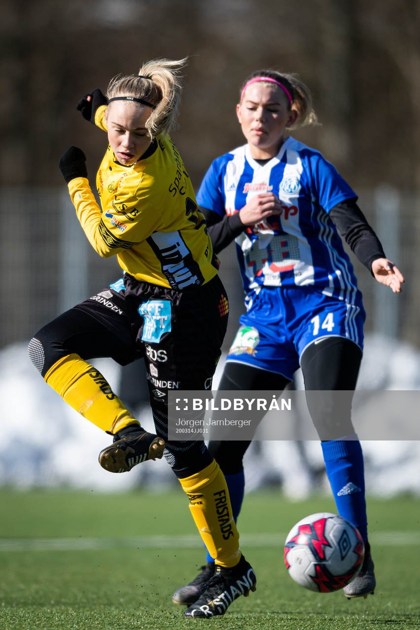 Elfsborgs Evelina Brink och Rävlandas Emelie Filhage under fotbollsmatchen i DM mellan Elfsborg och Rävlanda den 14 mars 2020 i Borås.
