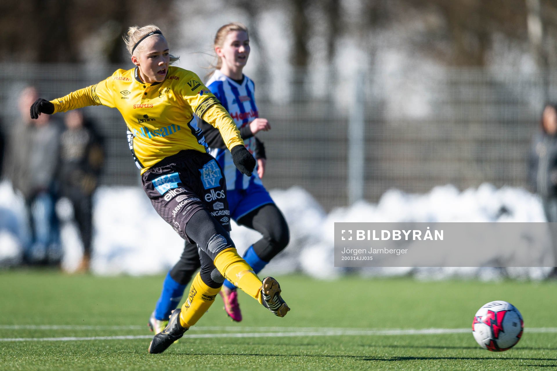 Elfsborgs Evelina Brink skjuter 5-0 under fotbollsmatchen i DM mellan Elfsborg och Rävlanda den 14 mars 2020 i Borås.