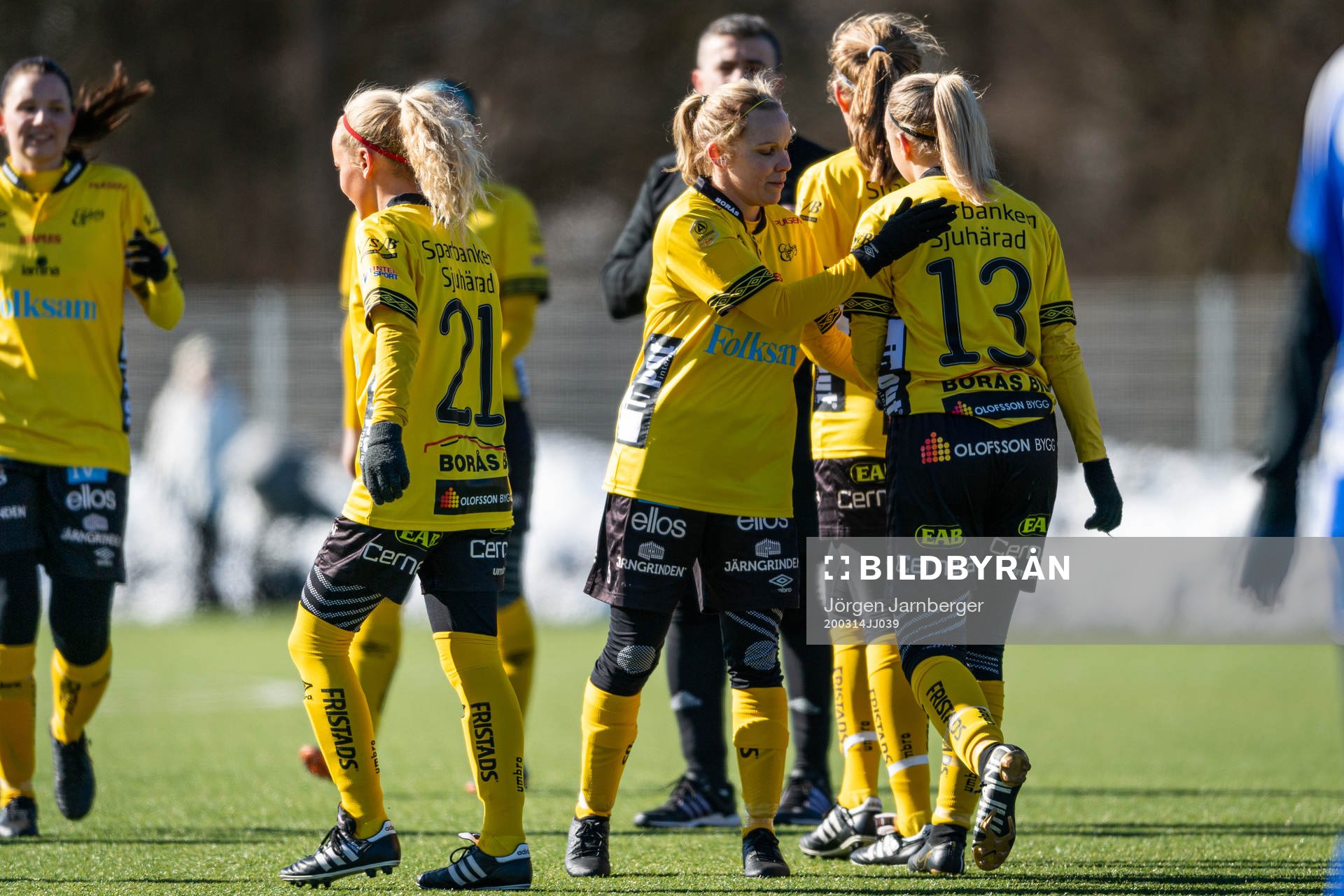 Elfsborgs Evelina Brink klappas om av lagkamraterna efter att gjort 6-0 under fotbollsmatchen i DM mellan Elfsborg och Rävlanda den 14 mars 2020 i Borås.
