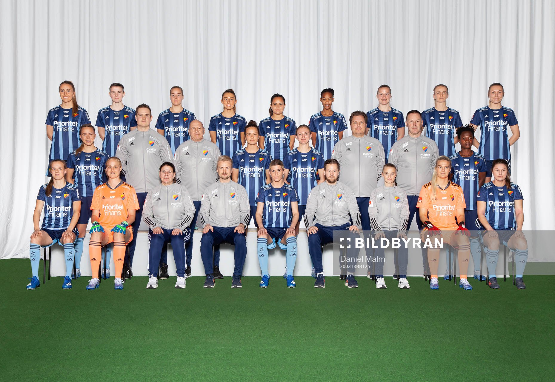 Djurgårdens Djurgårdens IF poserar för en lagbild den 18 mars 2020 i Stockholm. Bakre ledet från vänster: Gudrun Arnardottir, Frida Boriero, Fanny Lång, Malin Diaz, Linda Motlhalo, Camilla Huseby, Amanda Kander, Simone Edefall. Mittenledet från vänster: Hanna Ekengren, resurstränare fys Rasmus Alstermark, massör Mats Olofsson, Julia Walentowicz, Rachel Bloznalis, resurstränare Mikael Söderman, målvaktstränare Mikael Svensson, Portia Boakye. Sittande från vänster: Sheila van den Bulk, Kathrine Østergaard Larsen, lagledare Anna von Eckermann, huvudtränare Pierre Fondin, Olivia Schough, assisterande tränare August Fors, fystränare/fysioterapeut Lynn Carlsson, Nichole Persson, Kim Sundlöv.