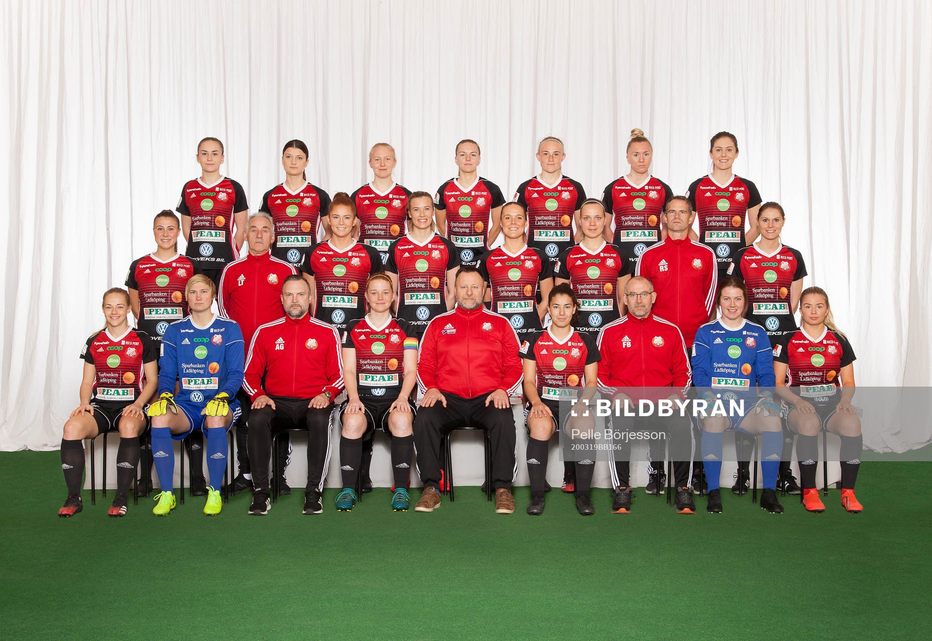 Lidköpings FKLidköping poserar för en lagbild den 19 mars 2020 i Lidköping. Bakre ledet fr. v. Stina Thomsen, Anna Larsson, Evelina Klasson, Johanna Axfeldt, Emilia Bengtsson, Linnea Prambrandt, Moa Heinulf. Mittenledet fr. v. Emilia Hjertberg, materialförvaltare Lennart Täng, Taylor Townsend, Ida Pettersson, Juulia Grönlund, målvaktstränare Rikard Sturesson, Sandra Lagerbratt. Sittande fr. v. Linnea Bjöörn, Sara Alexandersson, huvudtränare Andreas Tilly Gustavsson, Caroline Olsson, sportgrupp Hans-Fredrik Johansson, Hanna Boubezari, huvudtränare Fredrik Bengtsson, Sara Fröjd, Elin Björklund.