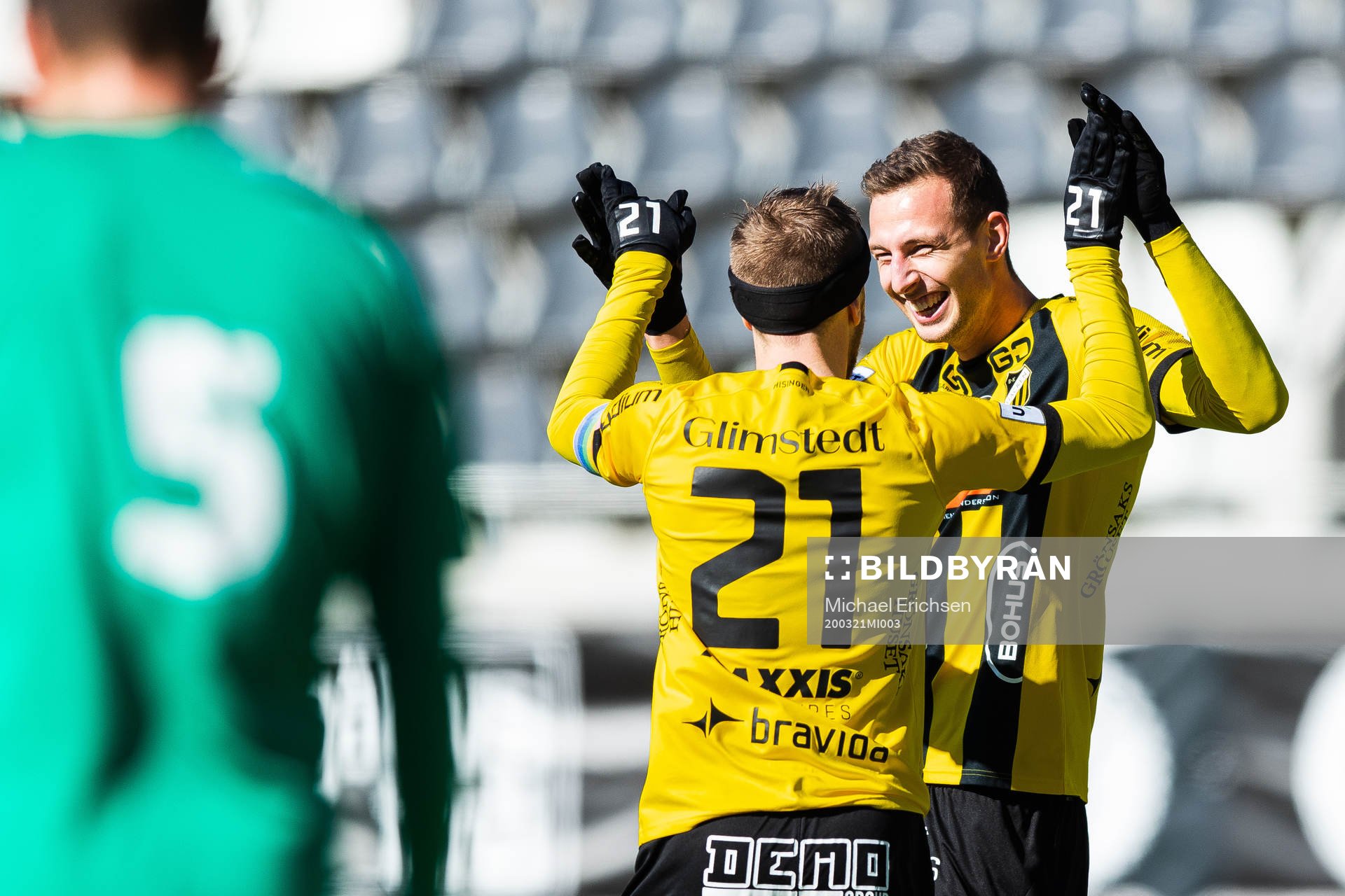 Häckens Gustaf Nilsson jublar med Rasmus Lindgren