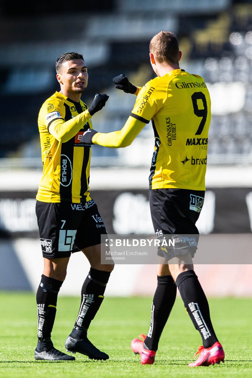 Häckens Ahmed Yasin jublar med Adam Andersson