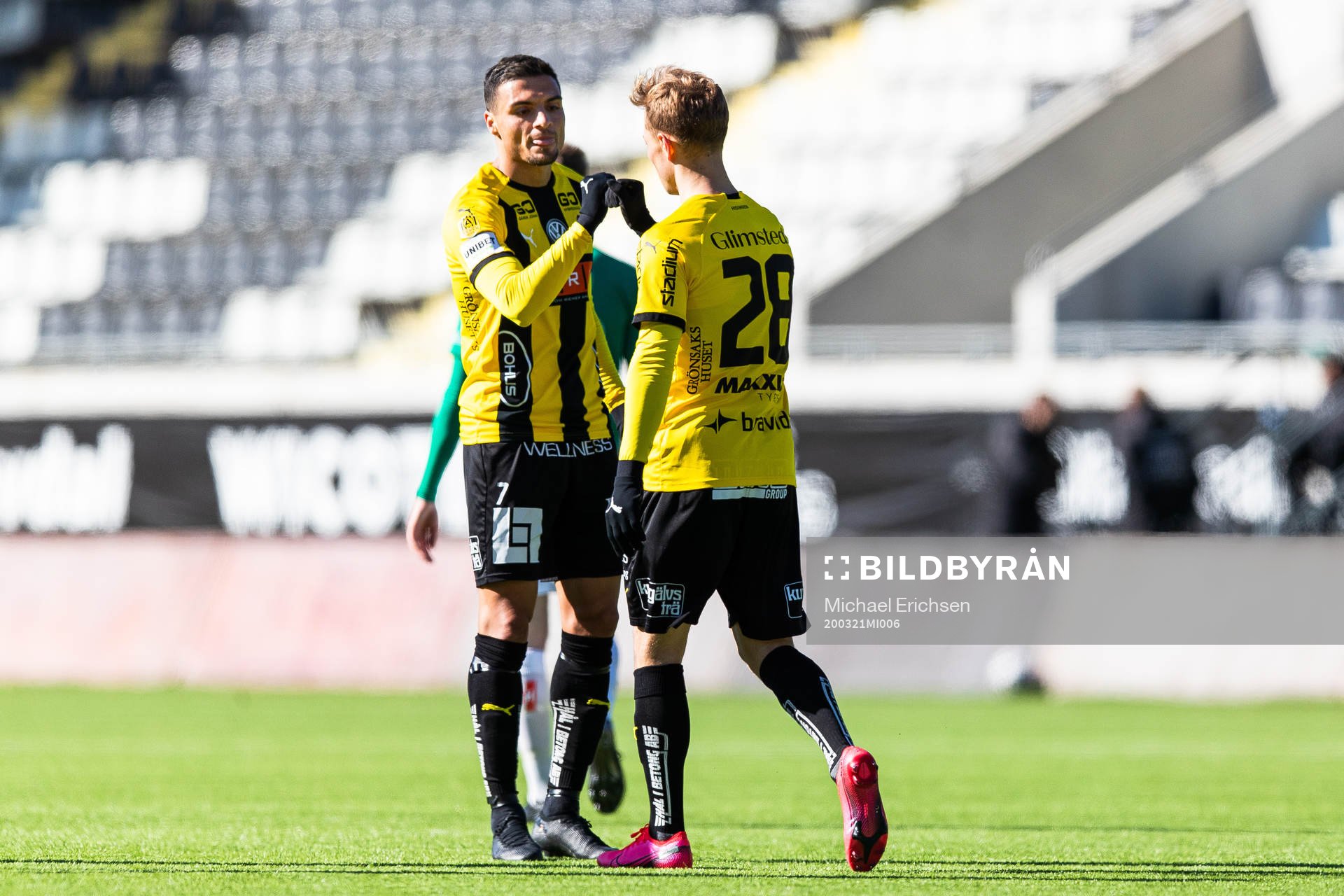 Häckens Ahmed Yasin jublar med Adam Andersson