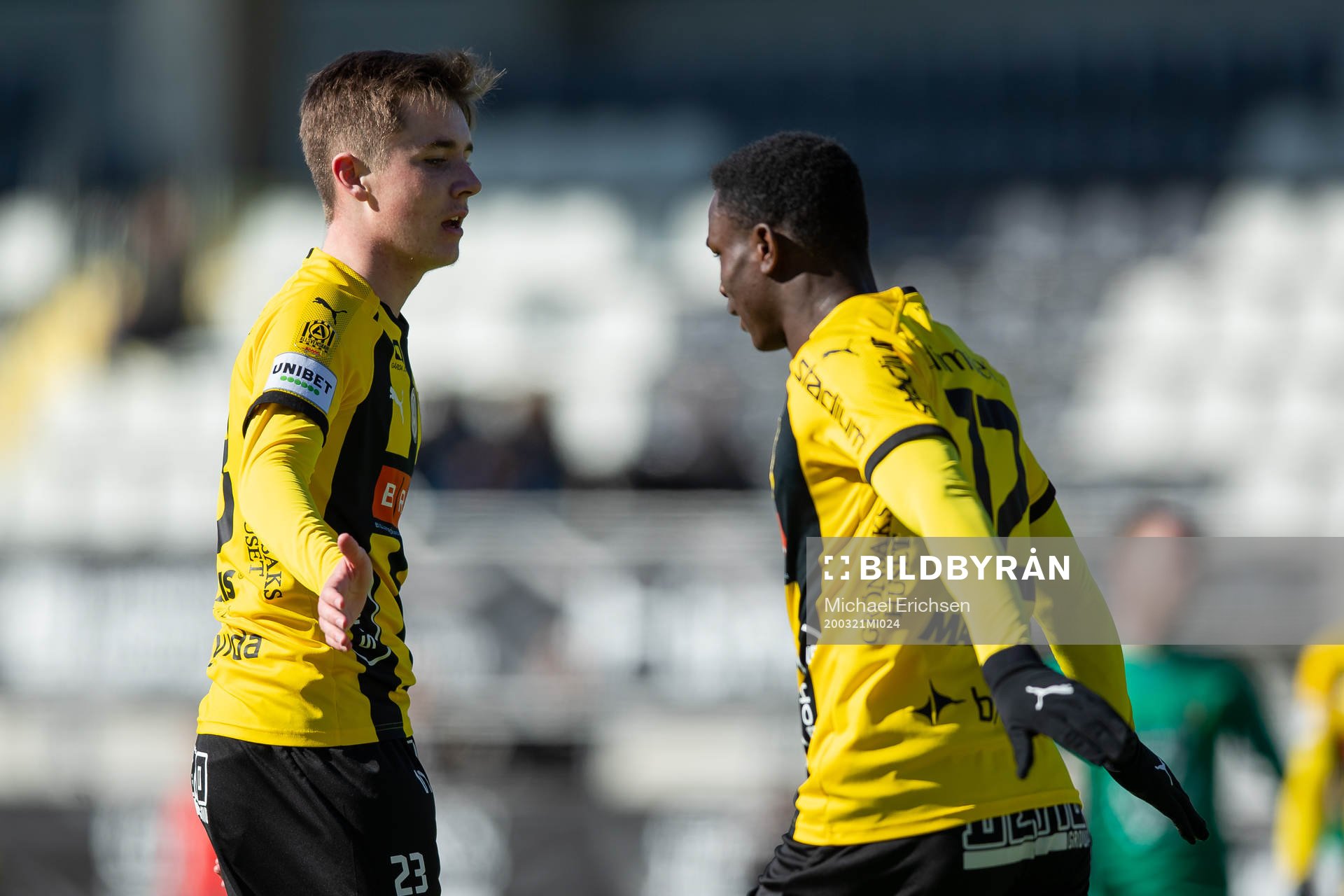 Häckens Patrik Wålemark jublar ihop med Godswill Ekpolo