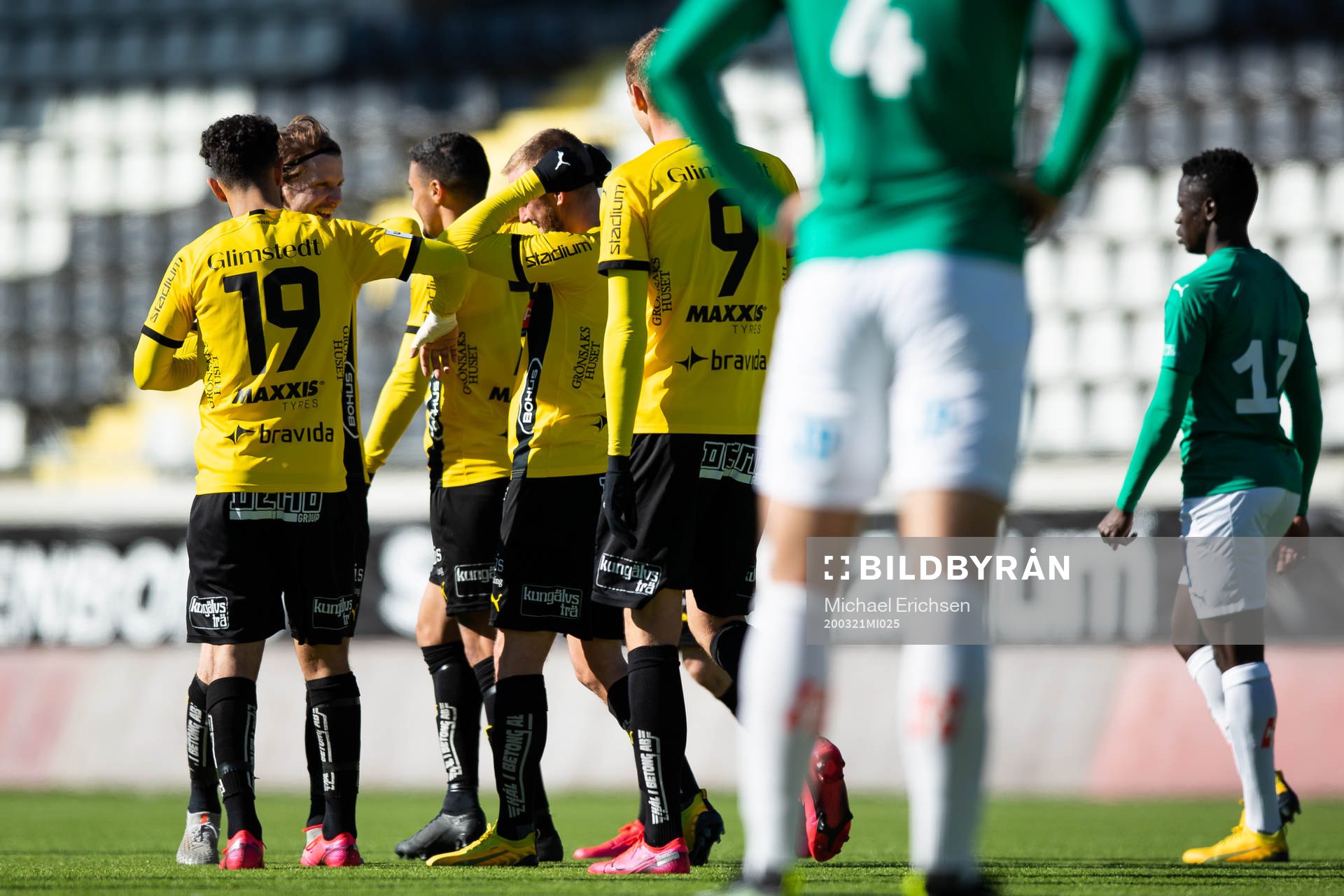 Häckens Alexander Faltsetas jublar med lagkamrater