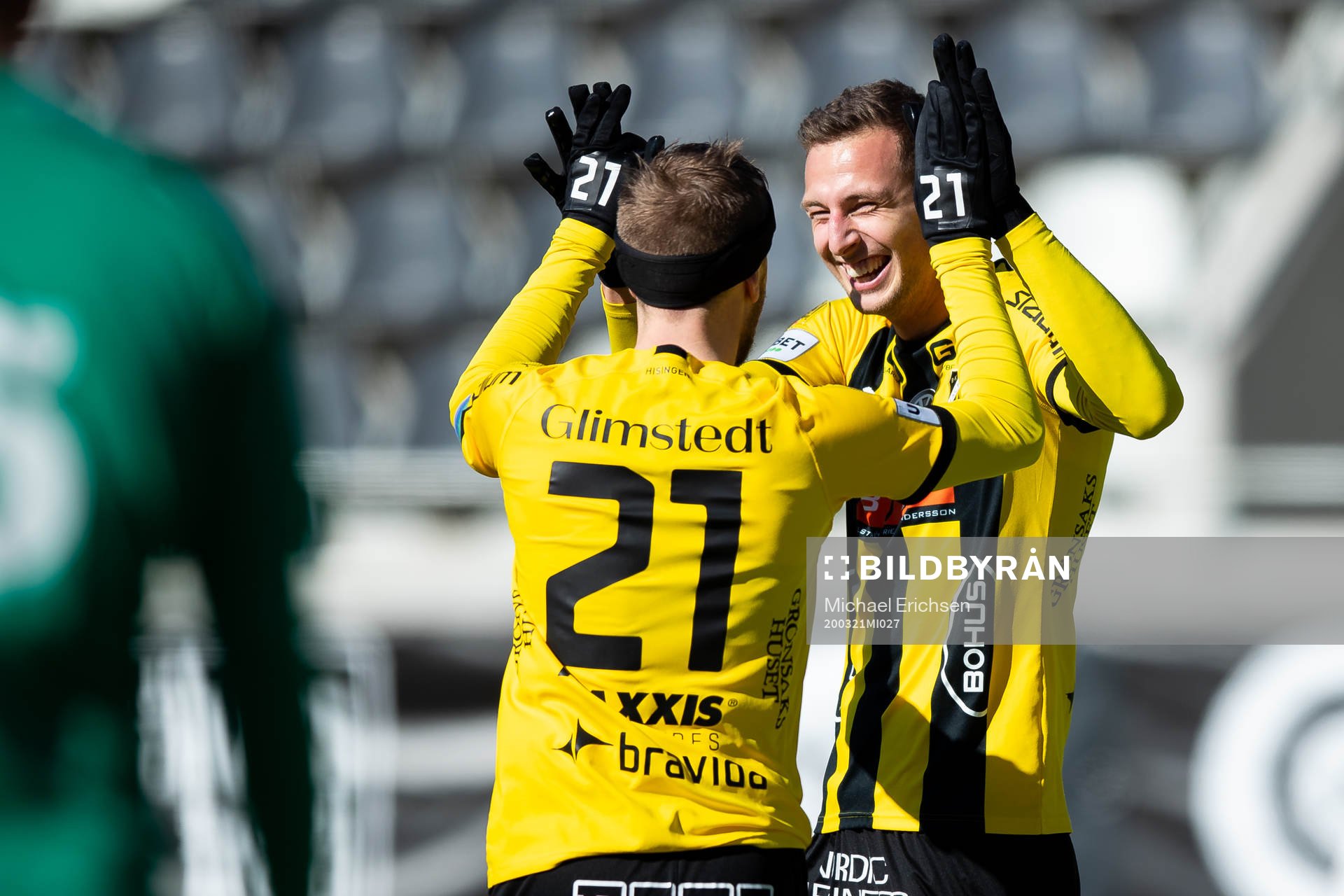 Häckens Gustaf Nilsson jublar ihop med Rasmus Lindgren