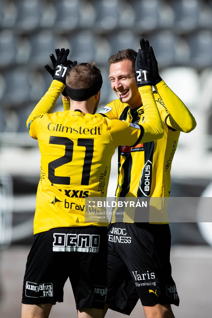 Häckens Gustaf Nilsson jublar ihop med Rasmus Lindgren