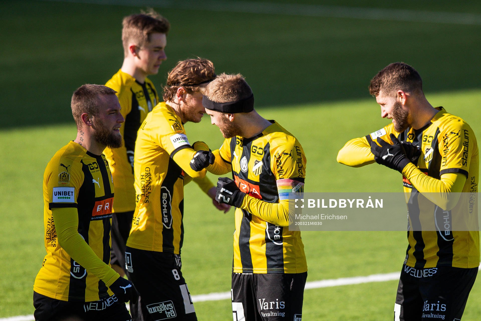 Häckens Erik Friberg jublar med lagkamrater