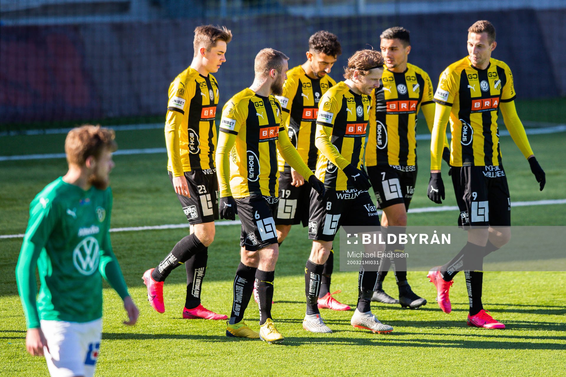 Häckens Erik Friberg jublar med lagkamrater