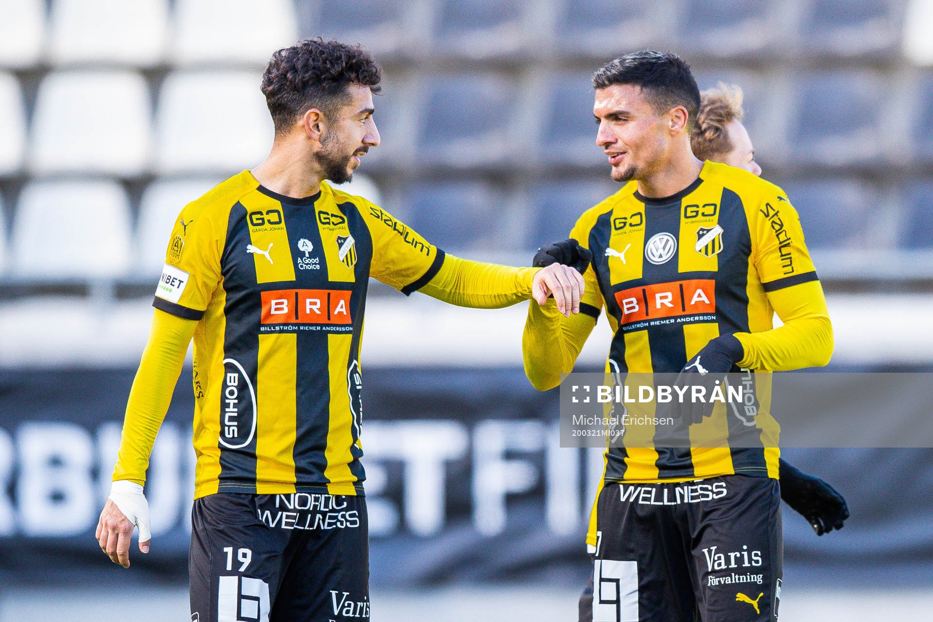 Häckens Daleho Irandust jublar med Ahmed Yasin efter att han gjort 6-1 under träningsmatchen i fotboll mellan Häcken och Jönköpings Södra den 21 mars 2020 i Göteborg.