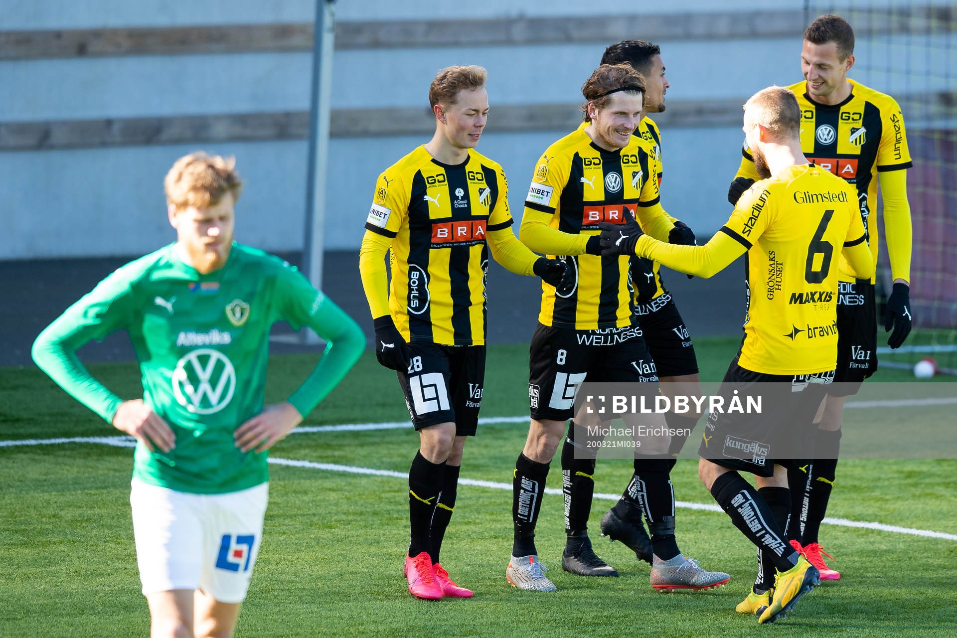 Häckens Erik Friberg jublar med lagkamrater