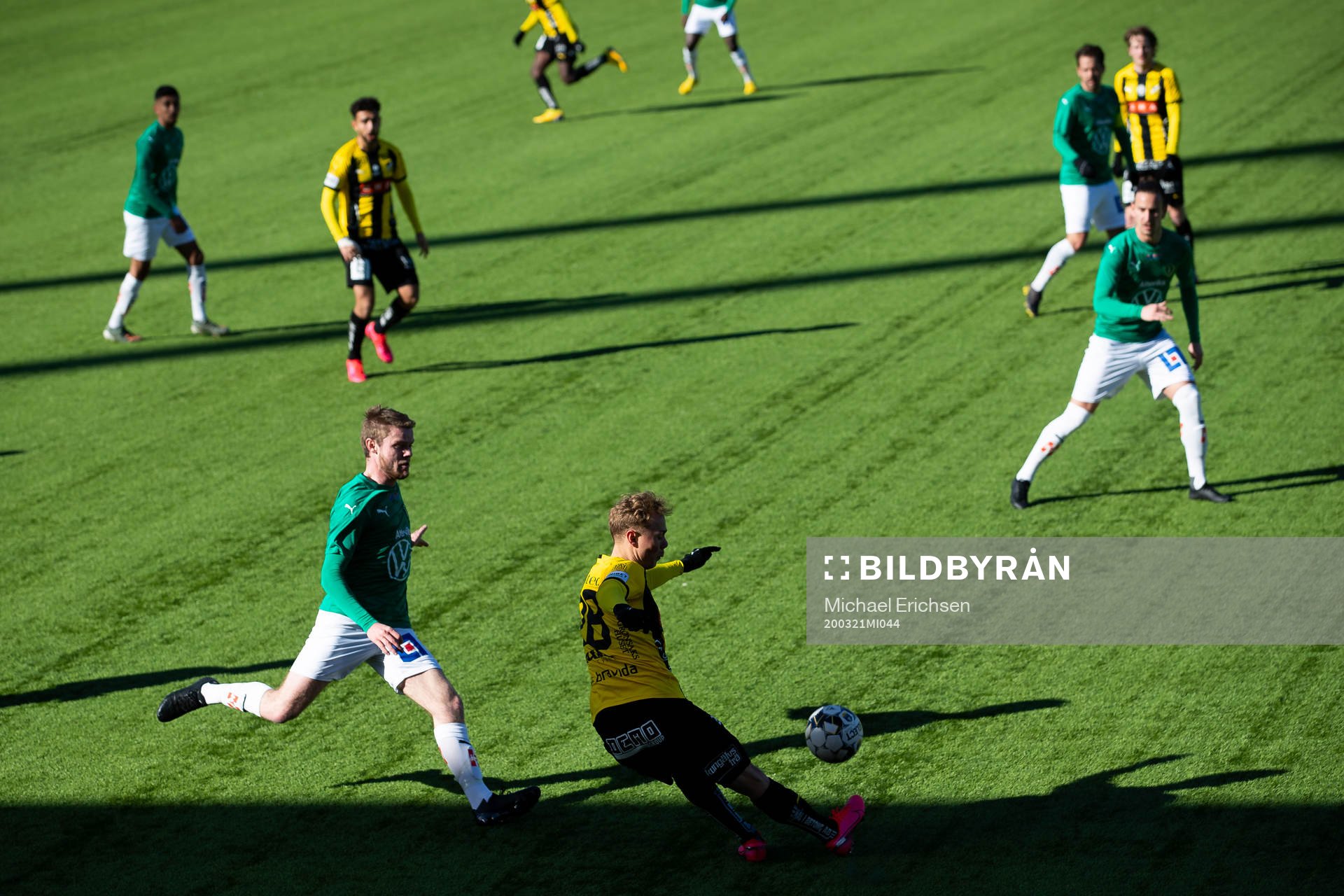 Häckens Adam Andersson slår en passning