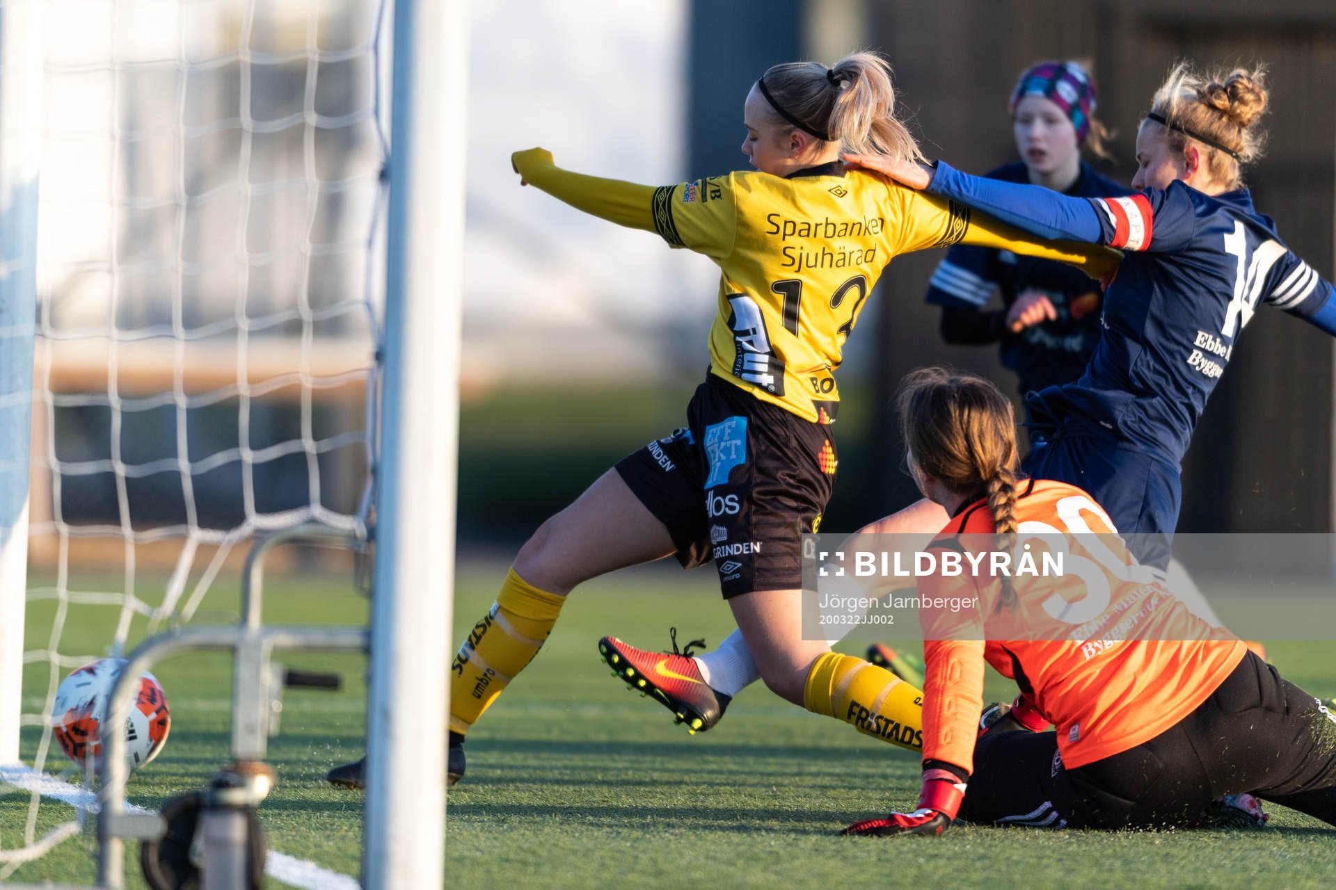 Elfsborgs Evelina Brink gör 0-1 under fotbollsmatchen i DM mellan IFK Öxnevalla och Elfsborg den 22 mars 2020 i Skene.