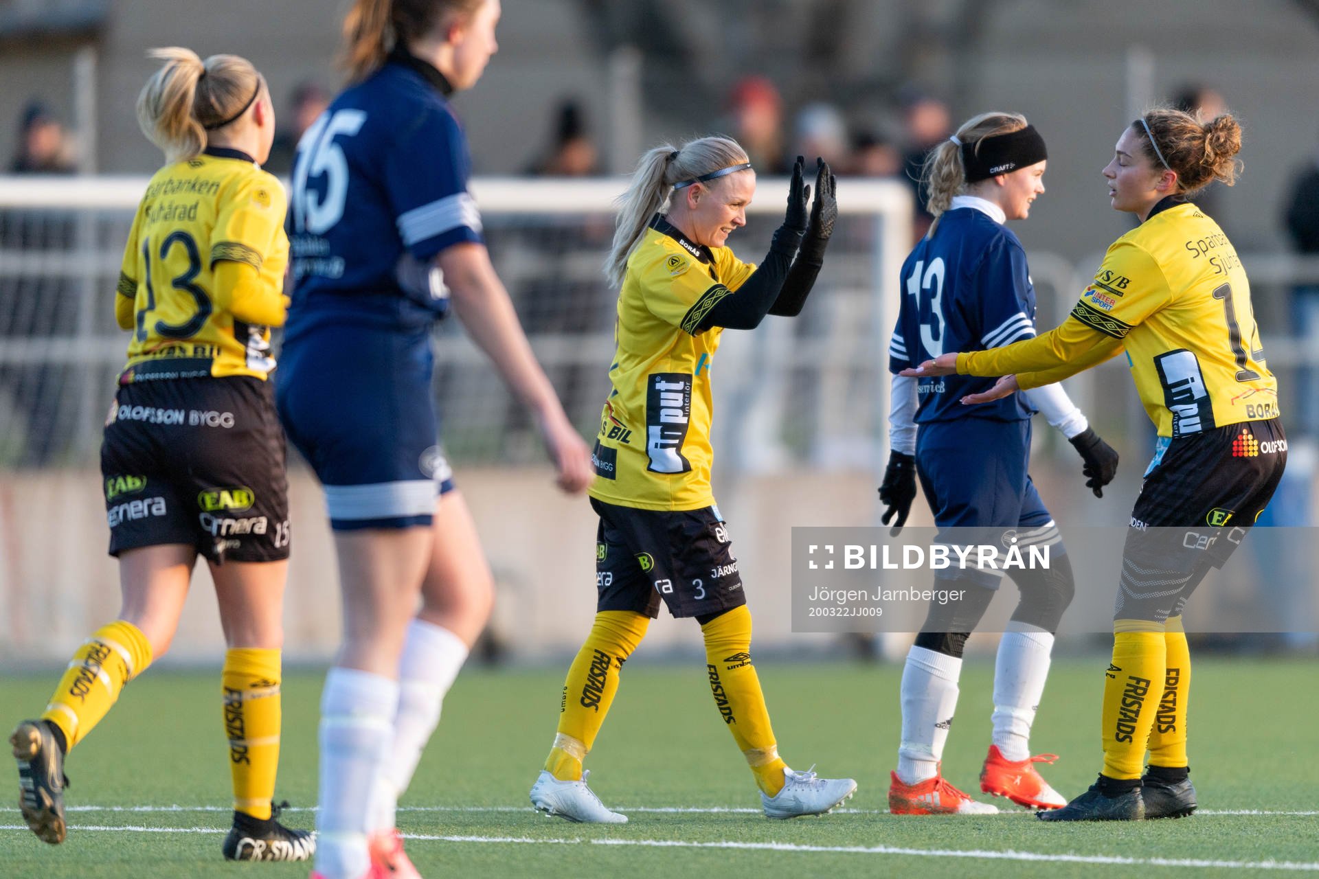Elfsborgs Sara Jardving jublar med Donika Shala