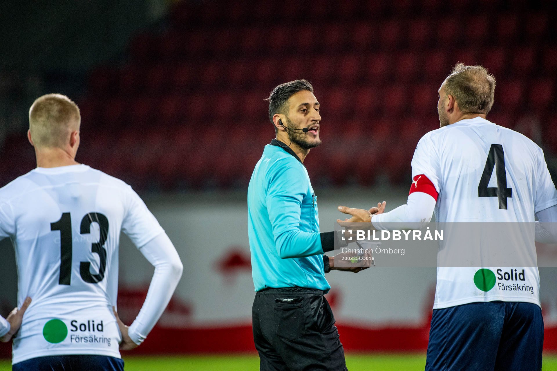 Domaren Mohamed Rachid och Andreas Granqvist i diskussion
