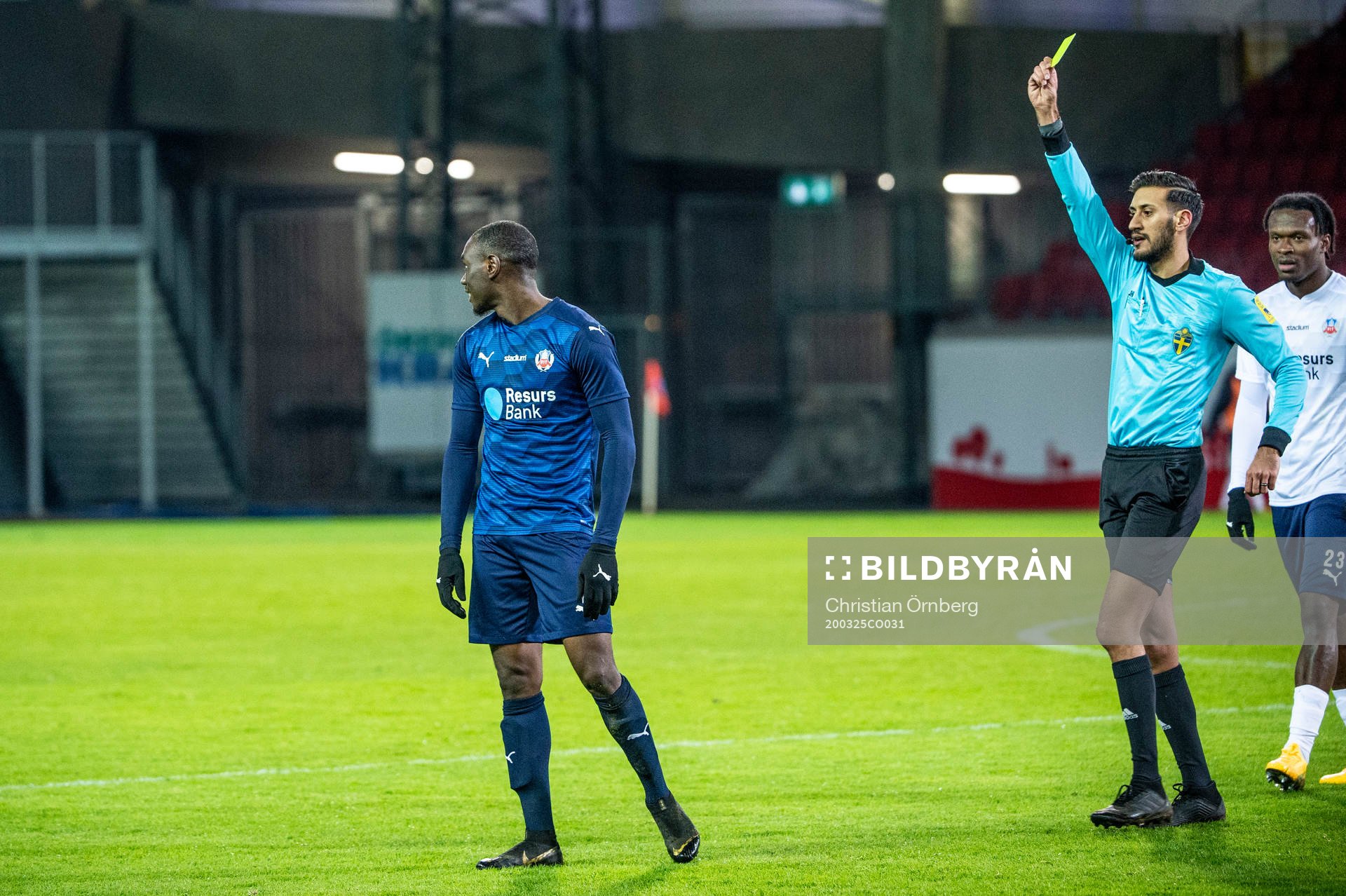 Ravy Tsouka Dozi får först gult kort, sedan rött av