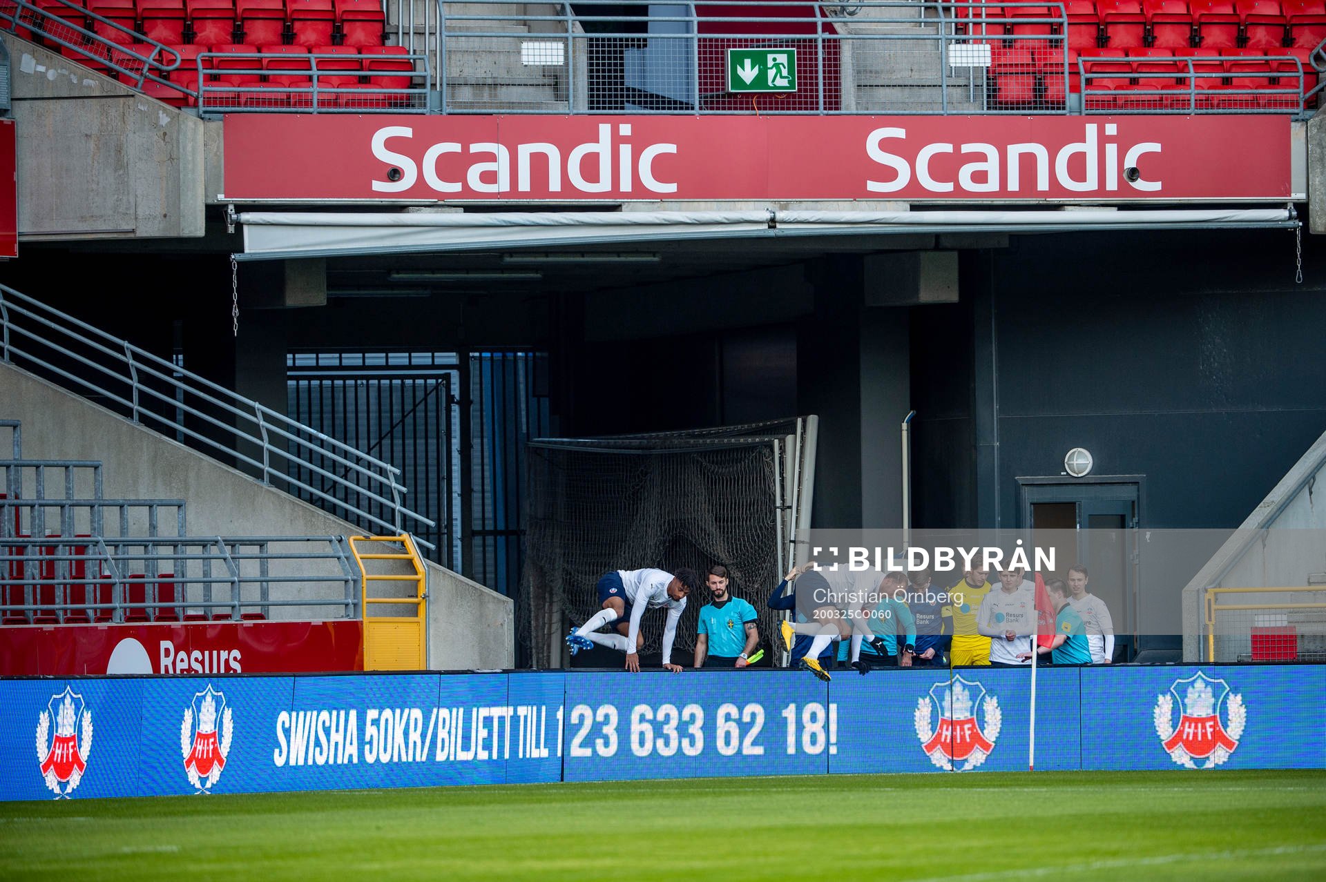 Lagen kommer in på Olympia innan internmatchen i fotboll