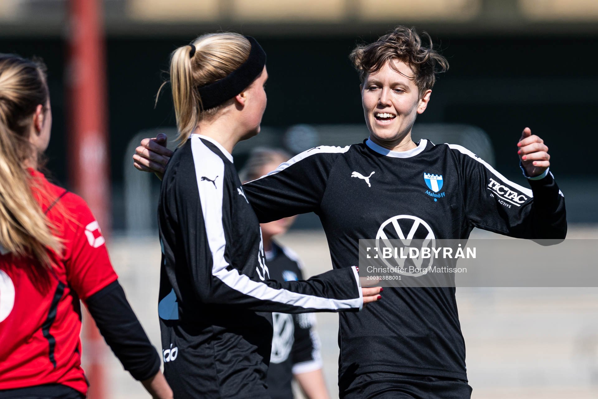 Malmö FFs Rebecka Holm och Anna Hellsten jublar efter 1-0 under fotbollsmatchen i Damernas Distriktsmästerskap mellan Malmö FF och Lunds SK den 28 mars 2020 i Malmö.