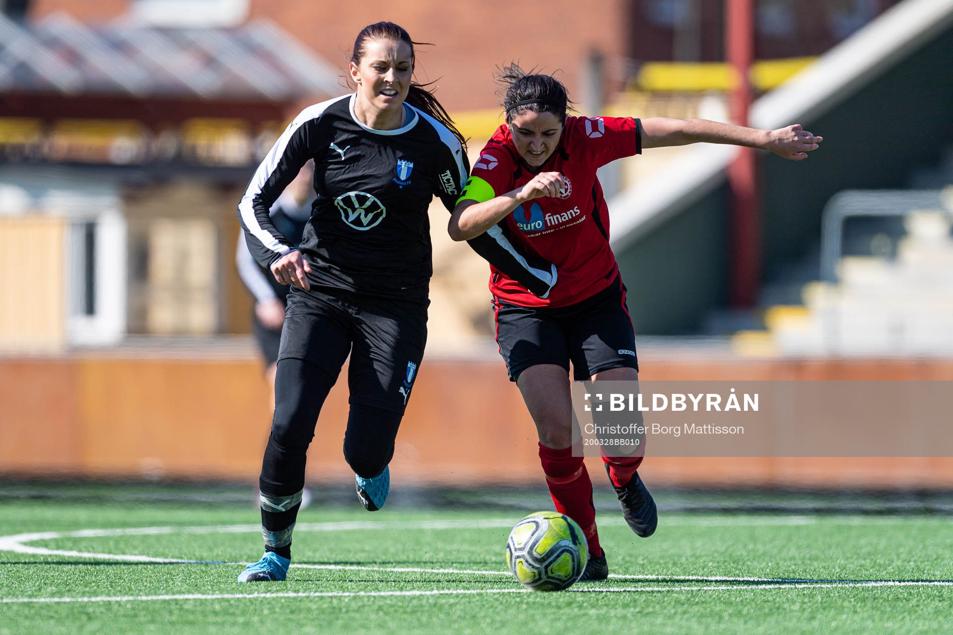 Malmö FFs Malin Gunnarsson och Lunds Liridona Mustafa under fotbollsmatchen i Damernas Distriktsmästerskap mellan Malmö FF och Lunds SK den 28 mars 2020 i Malmö.