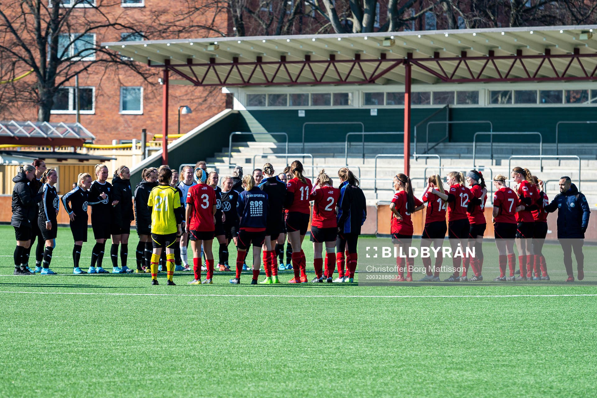 Spelarna från båda lagen tackar varandra